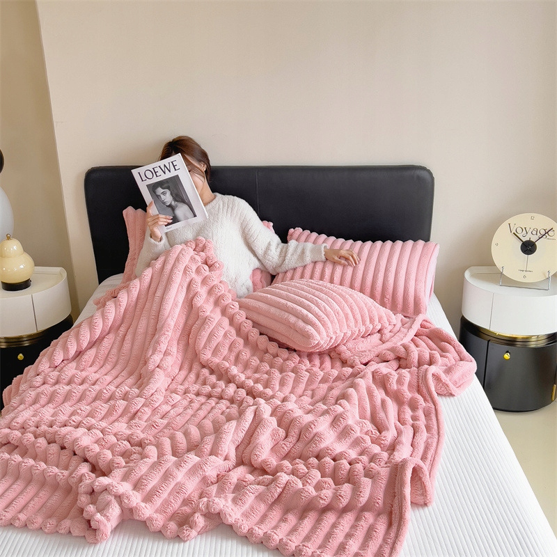 Koc 200x220 pluszowy wytłaczany w szerokie pasy 3D gruby narzuta różowy Marka Fitizzio