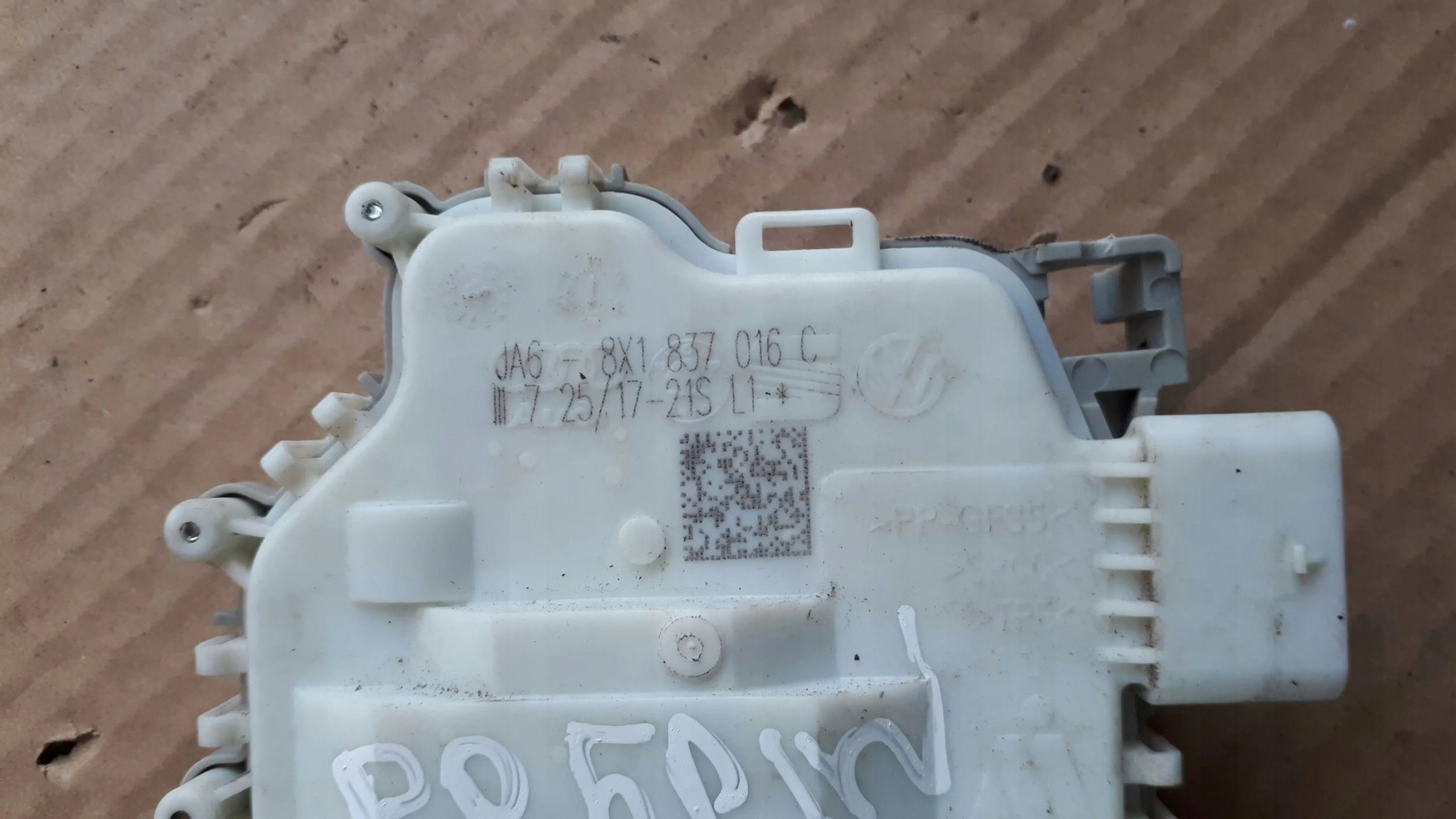 A5 8W lock door right front 8X1837016C A4 B9 8W