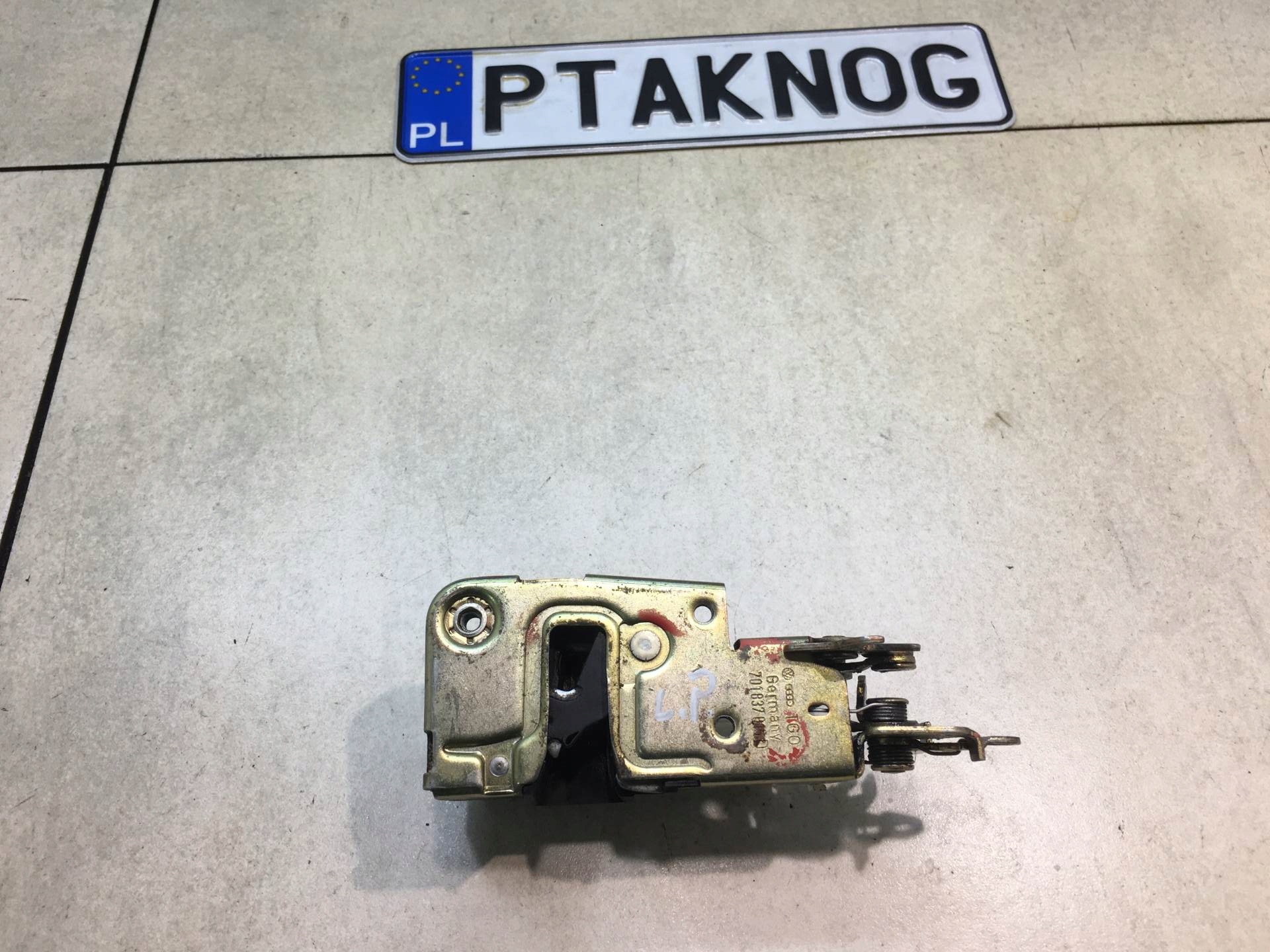 lock door left front VW T4 701837015D