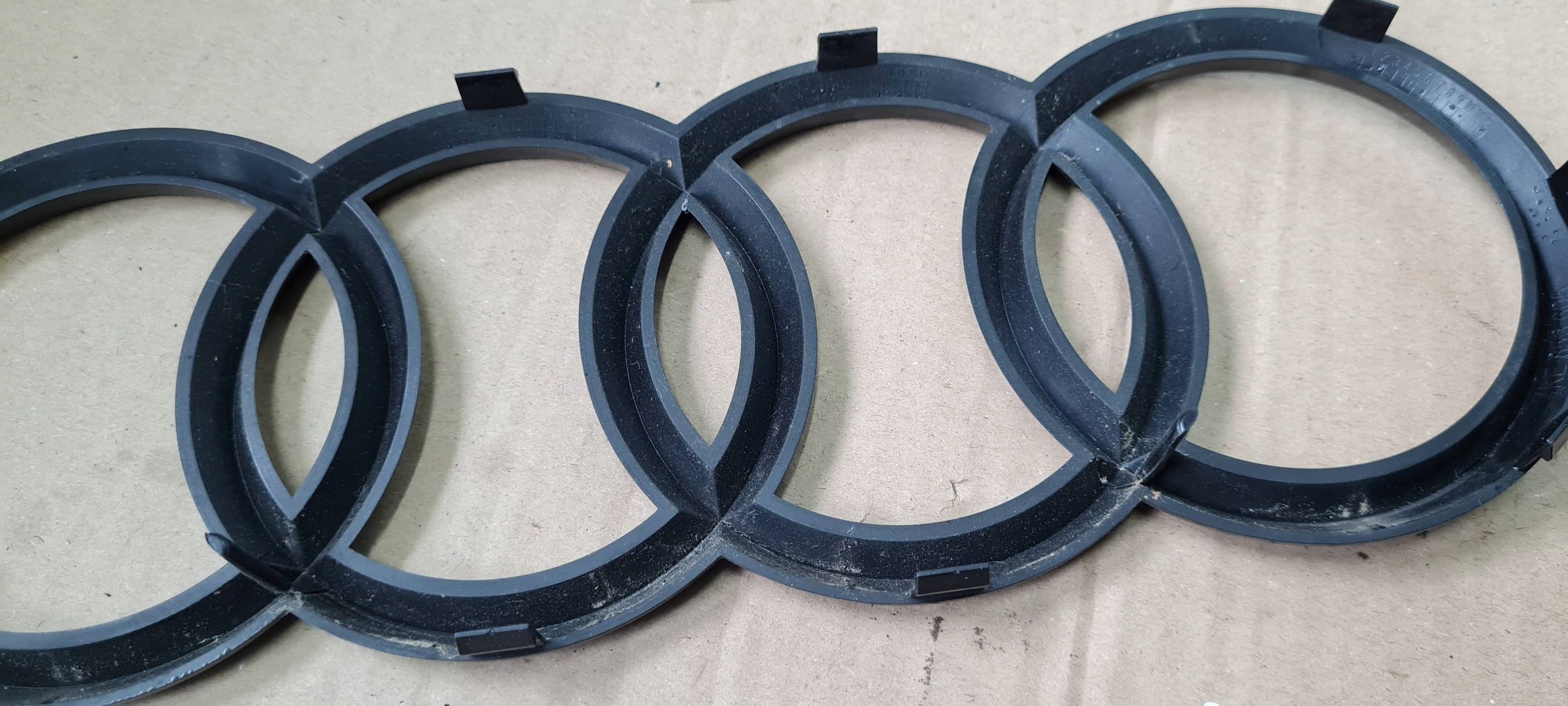 Q3 83A EMBLEMAT Logo CHROM GRILLA EMBLEMAT nero 4KE853605 A4 A5 A6