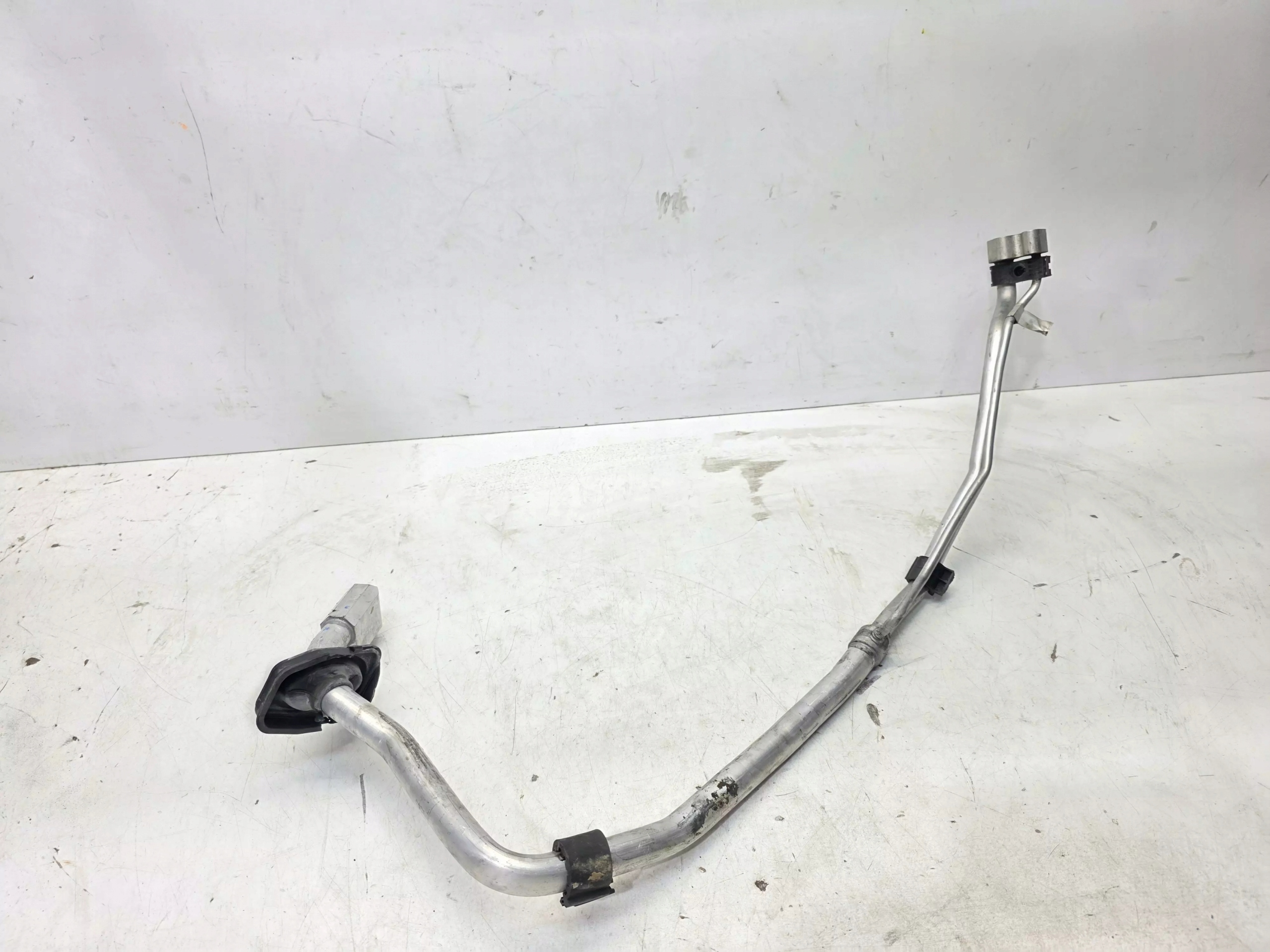 vedení hadice klimatizaci AUDI A4 B9 A5 8W0816738Q