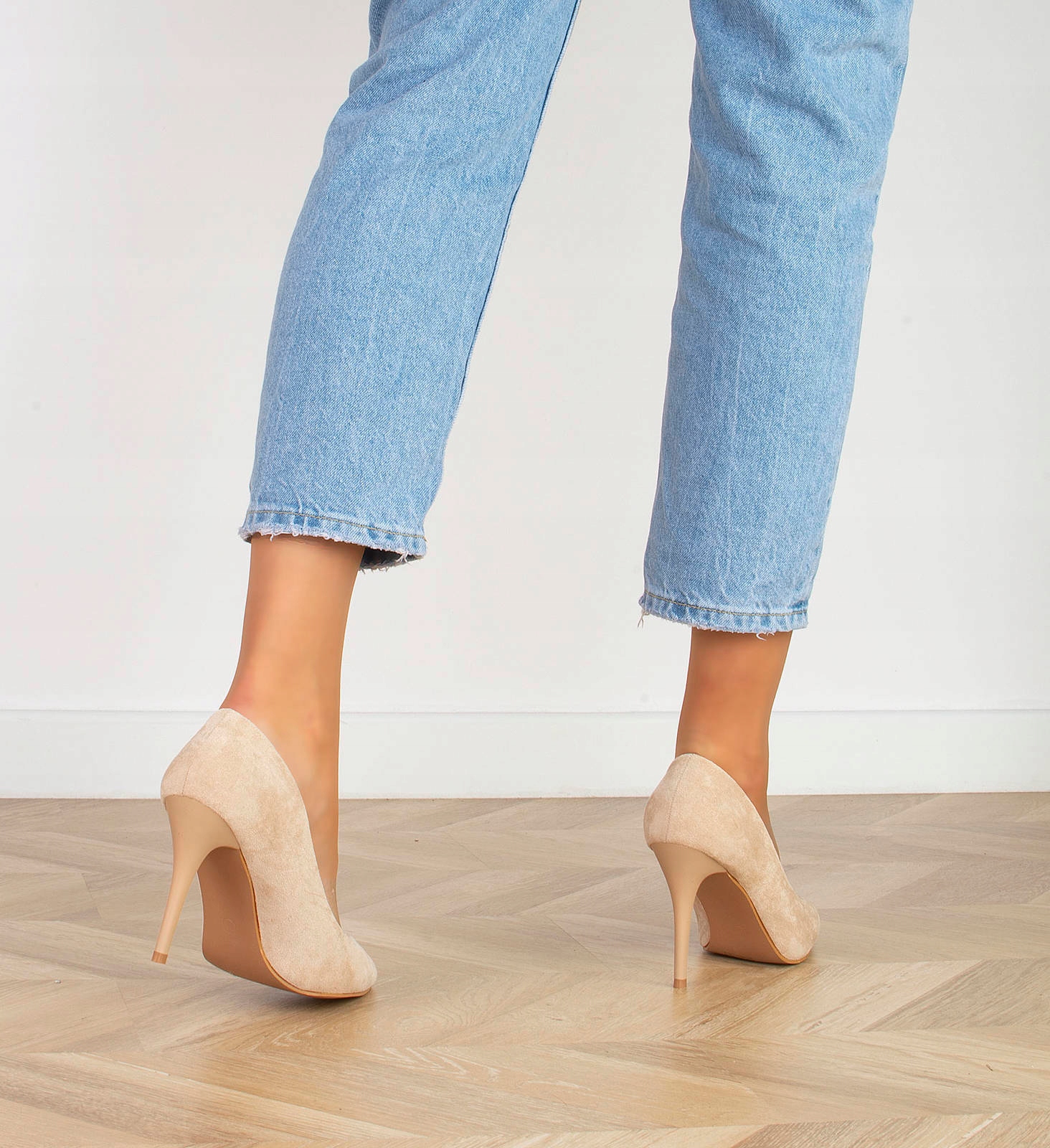 SZPILKI BEŻOWE ZAMSZOWE W SZPIC CZÓŁENKA 41 Kolor beżowy