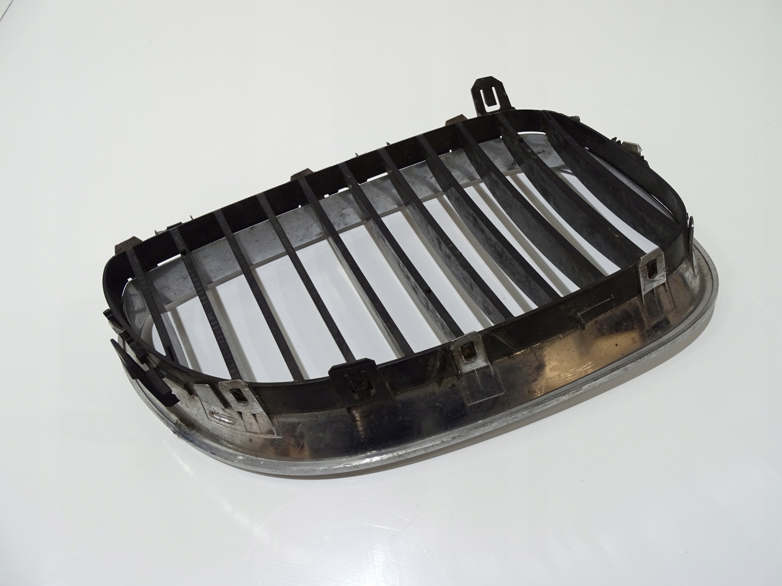 maska bubreg maska BMW E60 E61 OE 7065701 (4642522)