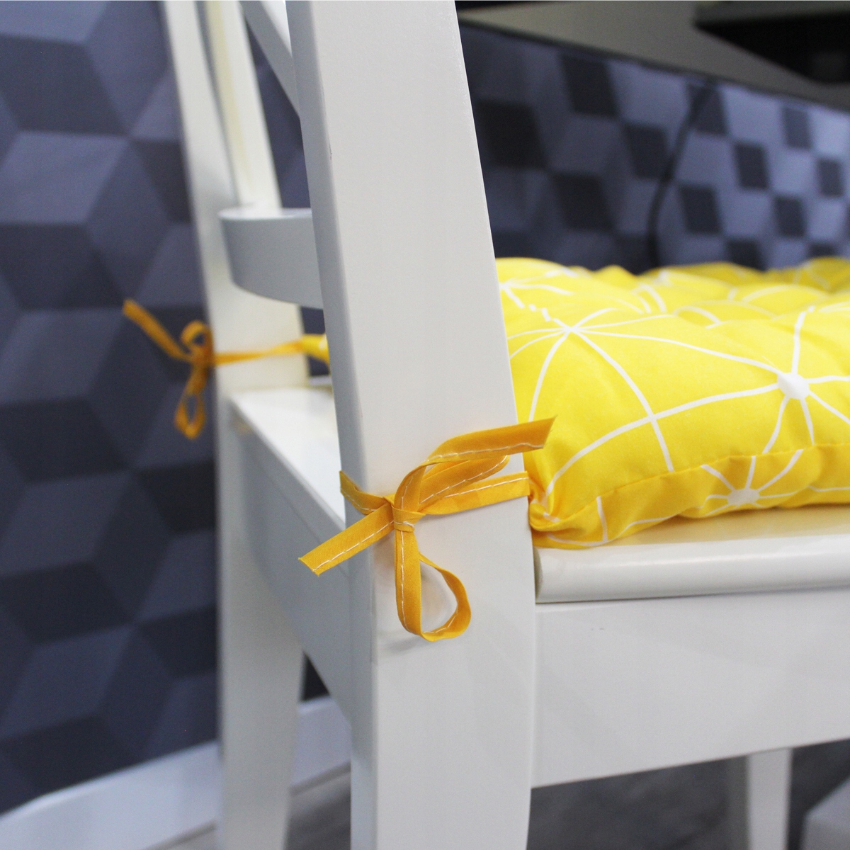 PODUSZKA NA STOŁEK KRZESŁO OGRODOWE PIKOWANA WIĄZANA Z TROCZKAMI 40x40 CM Kolor biały odcienie żółtego