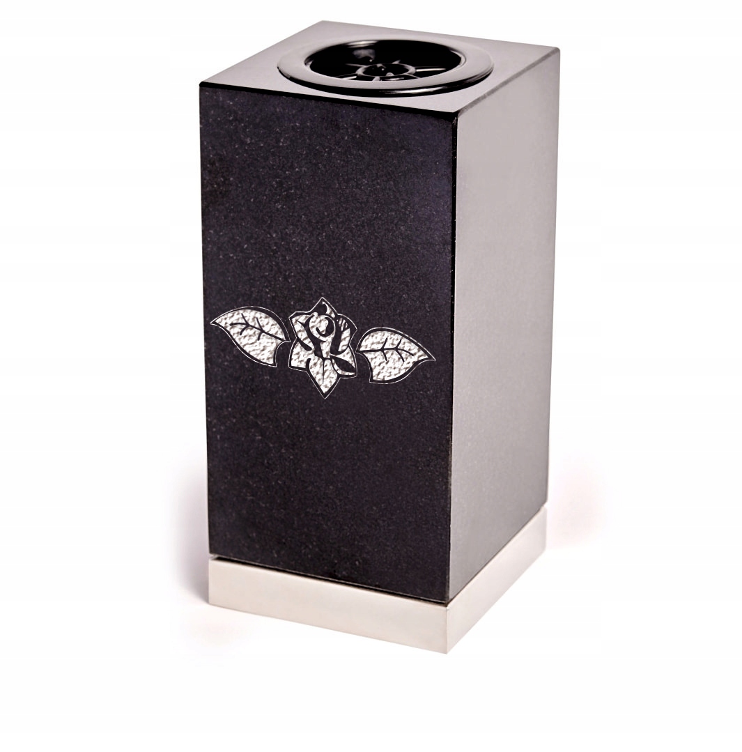 Gravírování na jedné stěně vázy