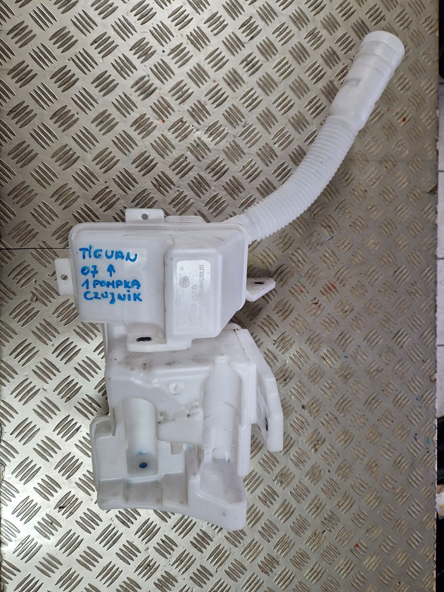 washer fluid tank VW TIGUAN and 2007R->