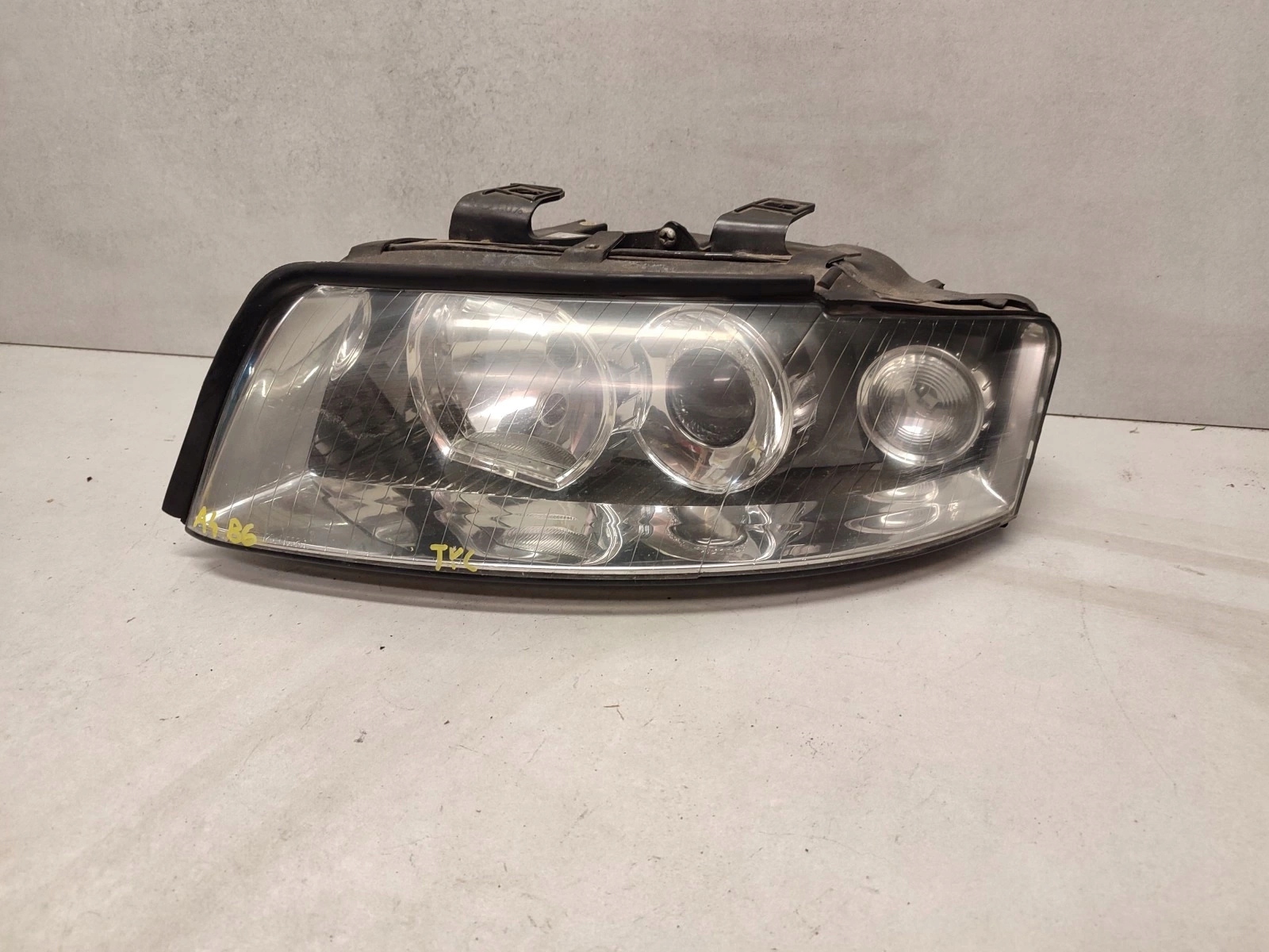 Lampa lewy przód lewa audi A4 B6 xenon