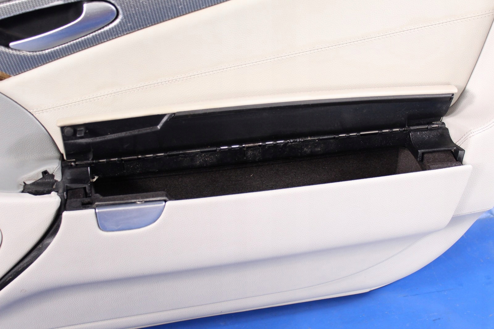 TAPICERKA DRZWI PRAWA MERCEDES SL R230 03r Producent części Mercedes-Benz OE