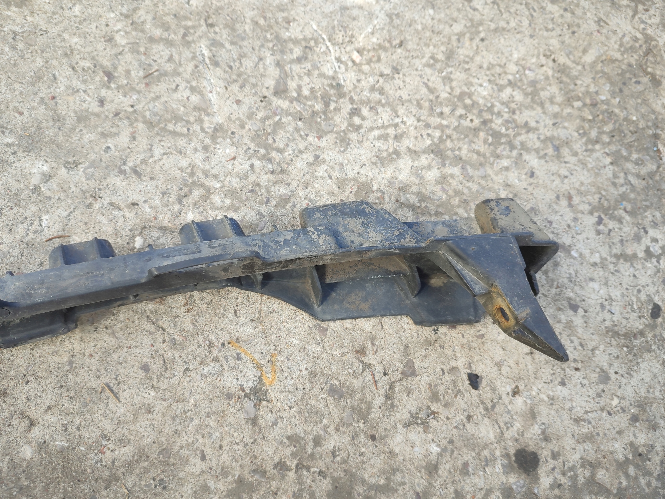 support pillar of a bumper front MERCEDES C W204 A2048850065