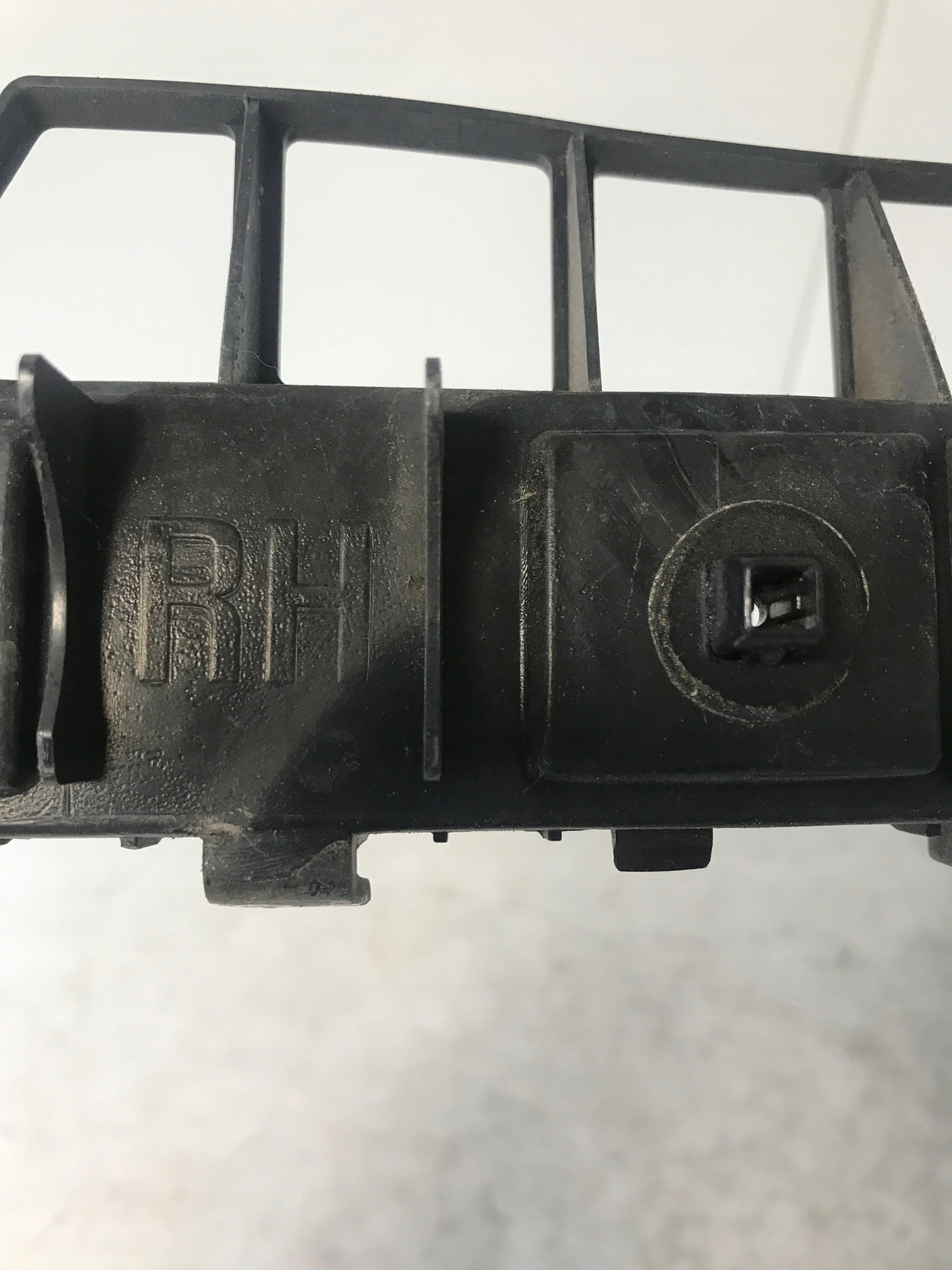 bumper bracket right rear part HYUNDAI IX20 86616-1K000