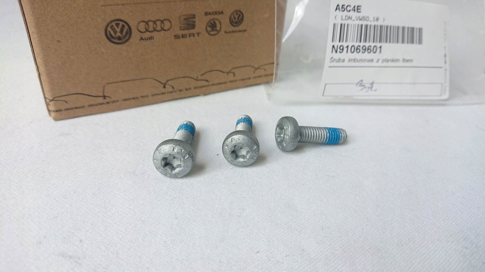 ŚRUBY MOCUJĄCE WYSPRZĘGLIK AUDI VW OE N91069601 3szt. Producent części Audi OE