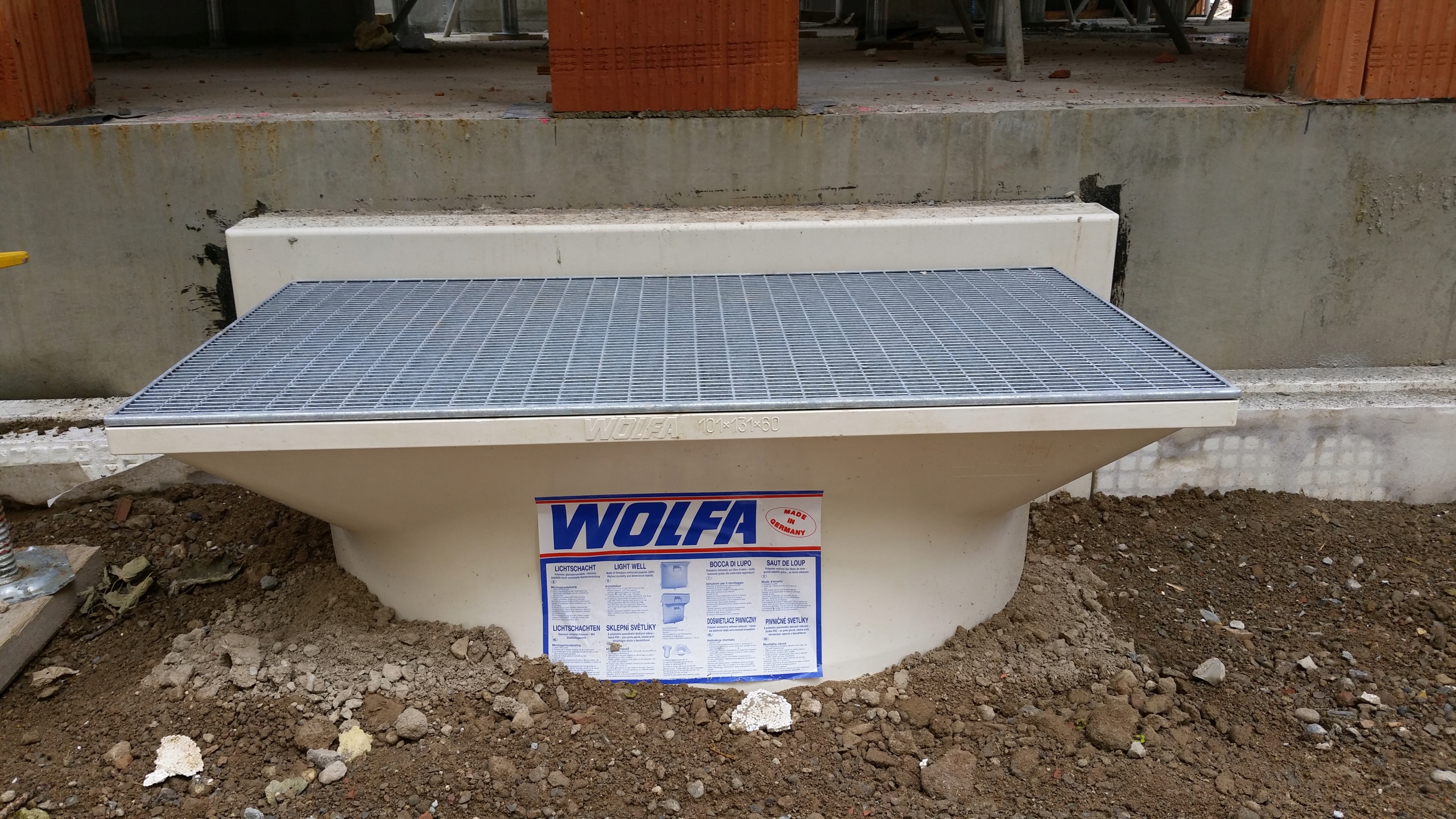 DOŚWIETLACZ DO PIWNIC NAŚWIETLE WOLFA 101x131x43 Materiał plastikowe
