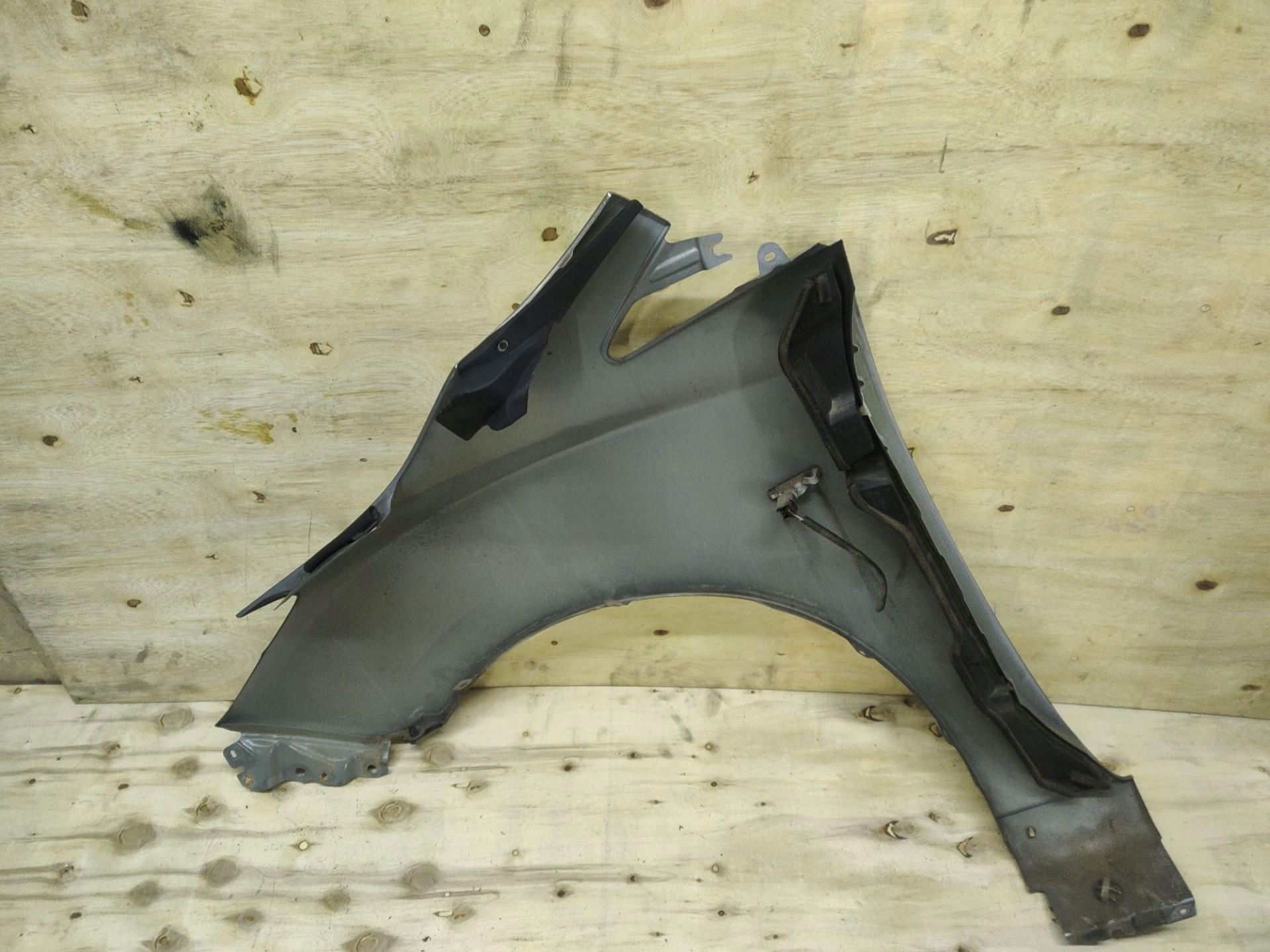 fender front right side Mazda 5 2 2011