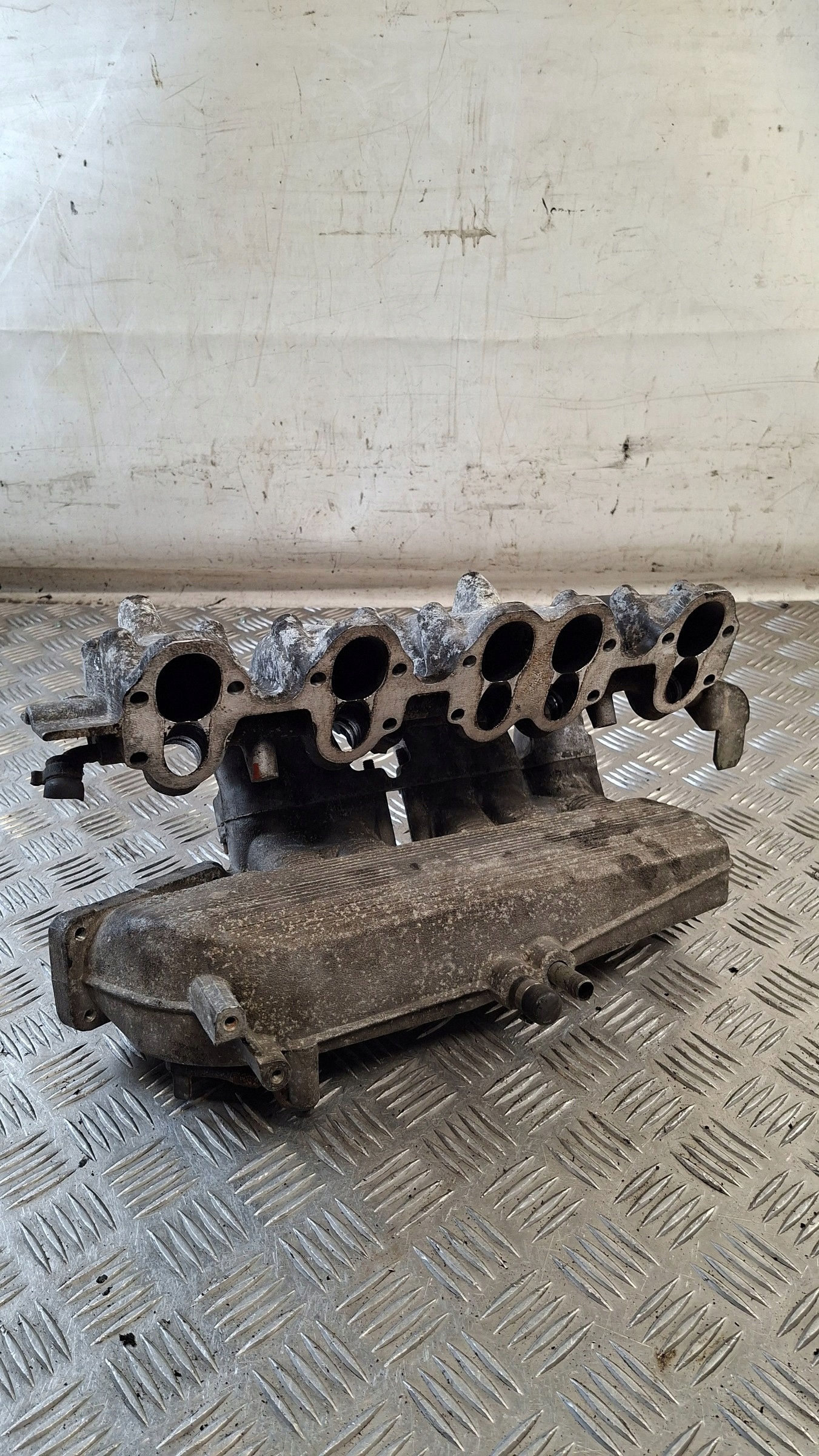 intake manifold AUDI 100 C3 2.3