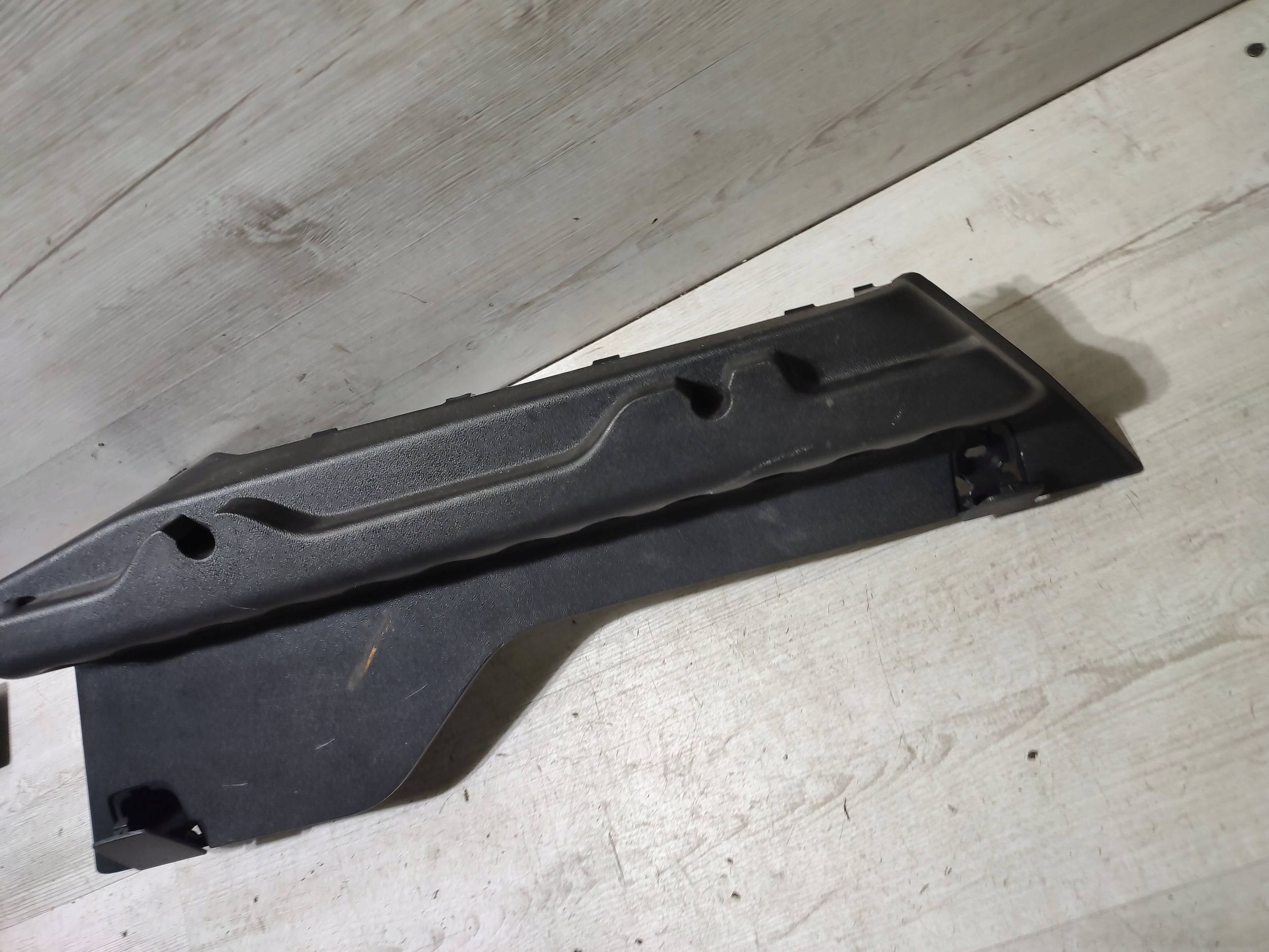 Peugeot 2008 and 2018 rear part side right boot upholstery rolety