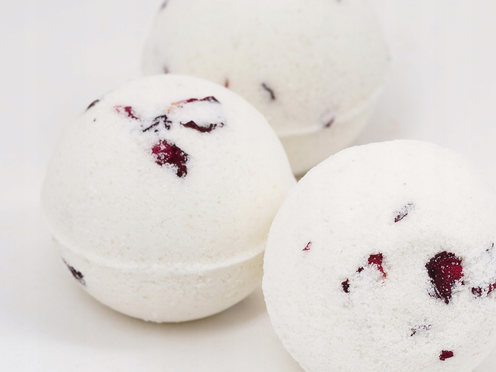 KULE DO KĄPIELI MUSUJĄCA KULA RÓŻANA PŁATKI RÓŻA Opakowanie kartonik