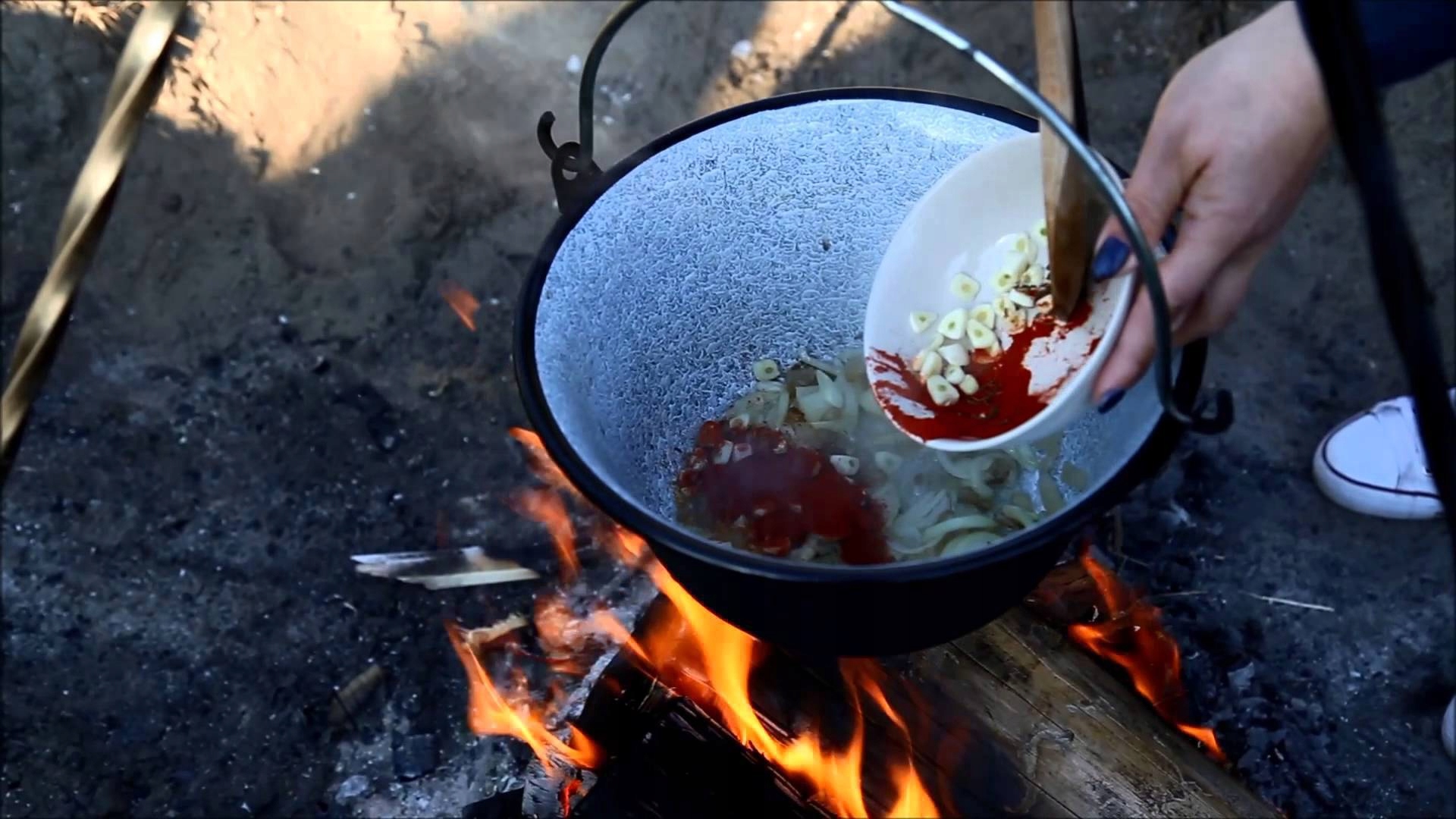 KOCIOŁEK WĘGIERSKI MYŚLIWSKI EMALIOWANY 16L Kod producenta ke16