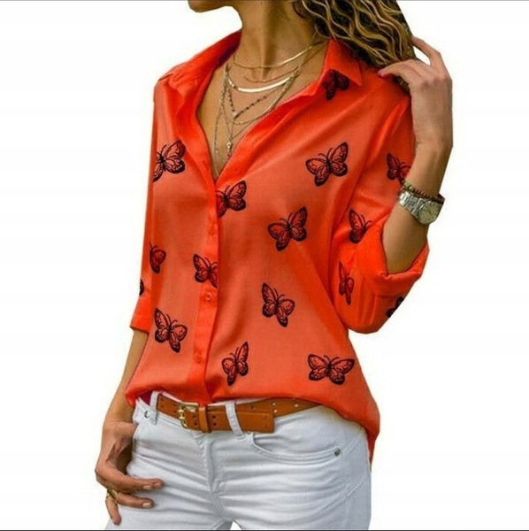 Módna dámska košeľa s nápadnými farbami a motýľmi