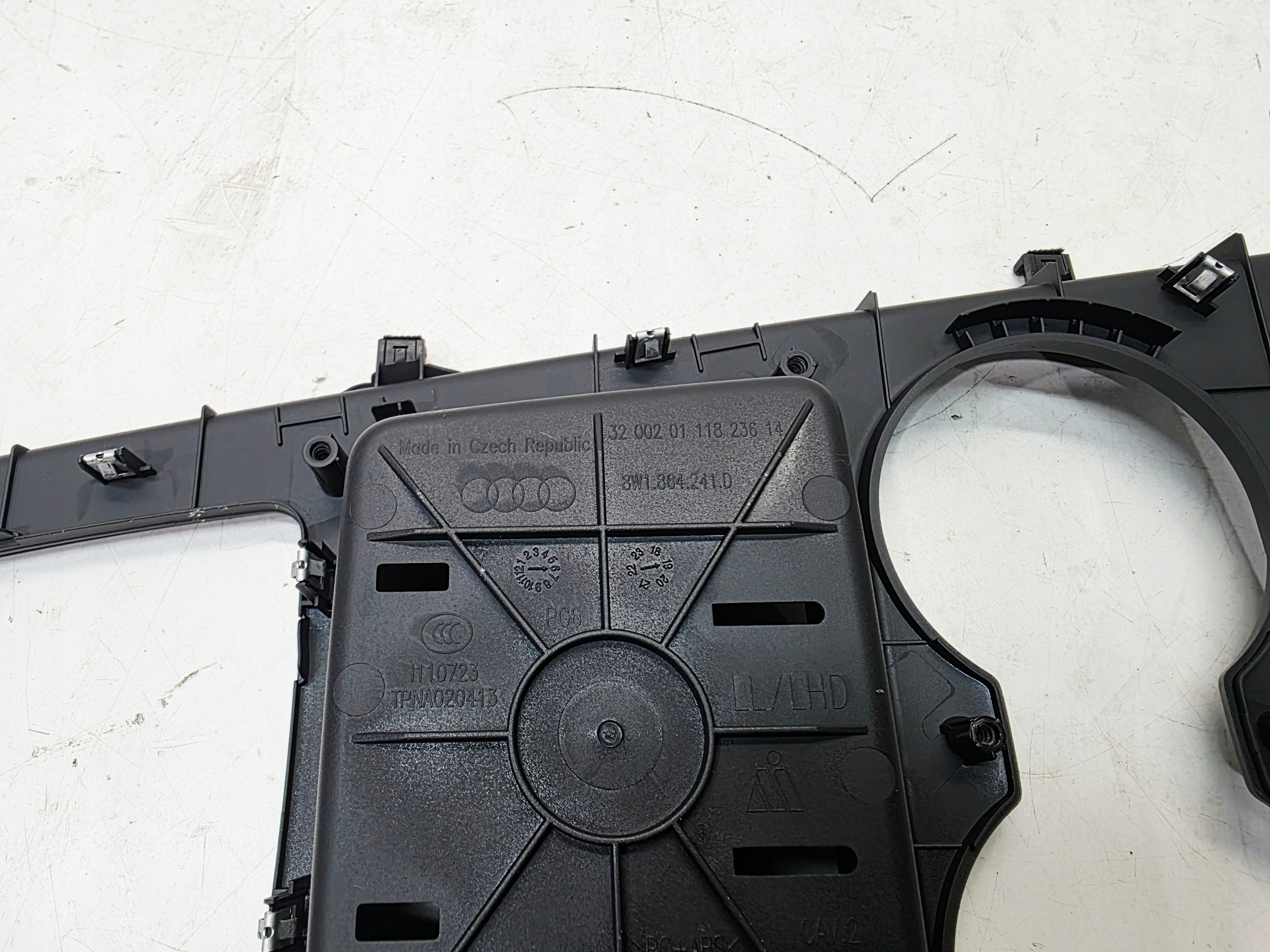 Châssis Console Moyen TUNELU AUDI A4 B9 A5 8W 8W1864241D