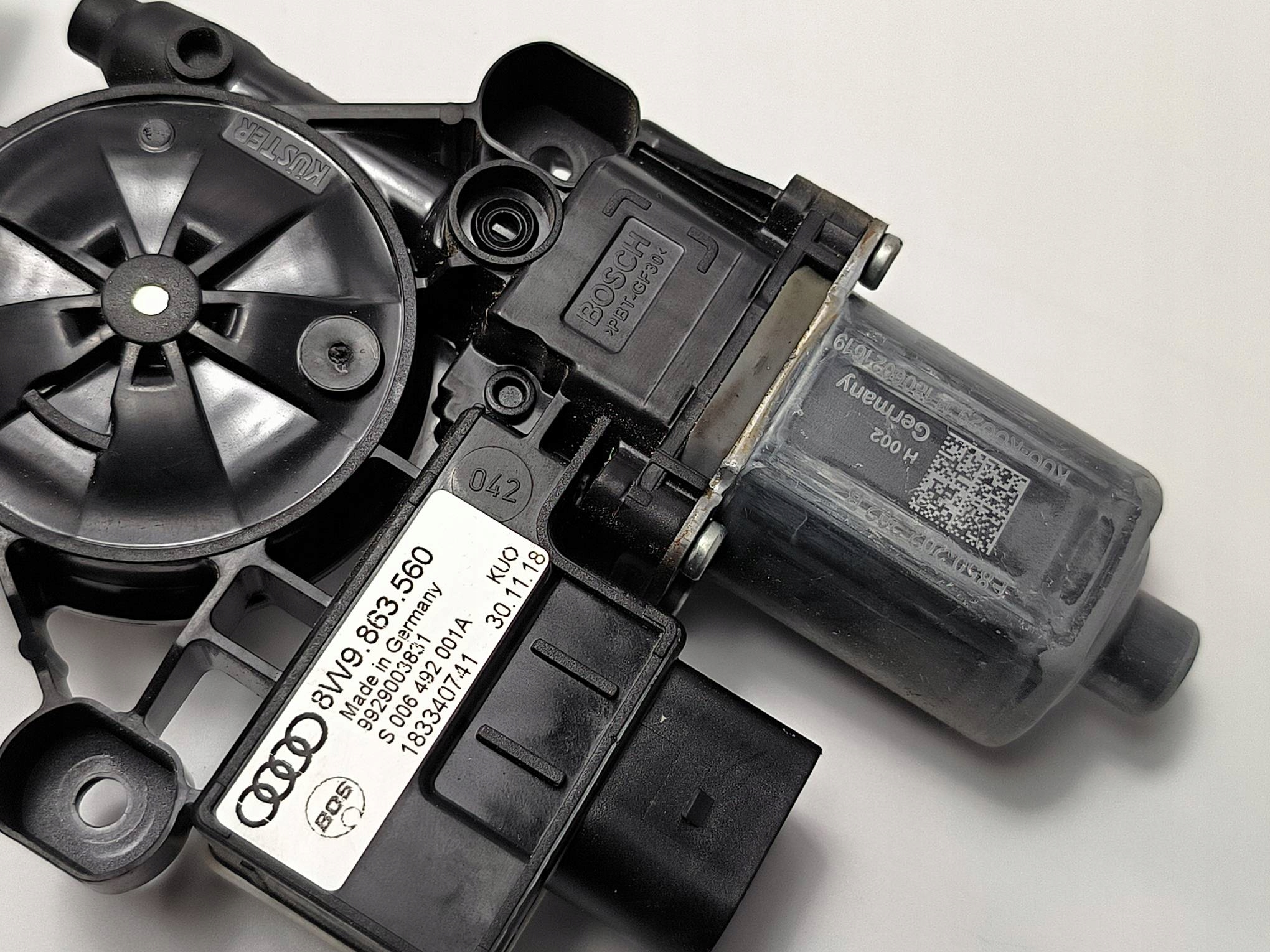DOCIAG du capot 8W9863560 AUDI A4 B9 S-LINE