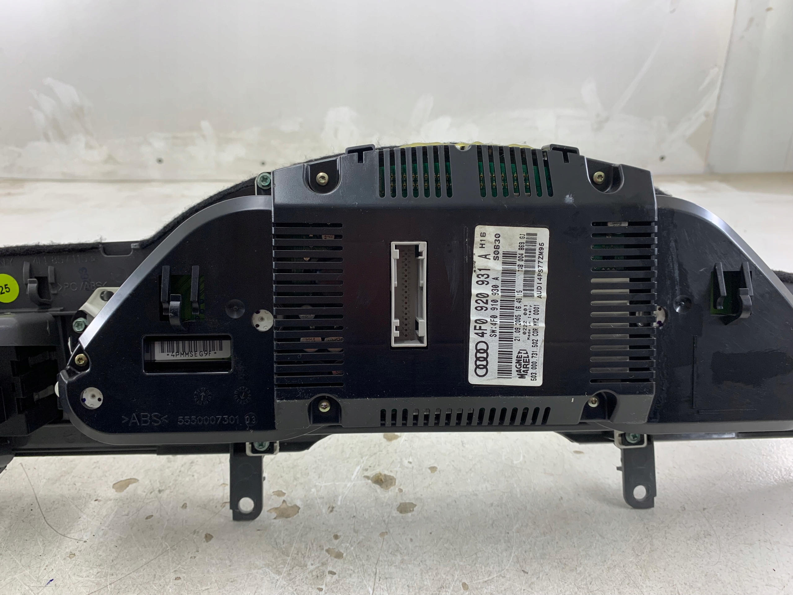 AUDI A6 C6 2.4 budíky budiky 4F0920931A