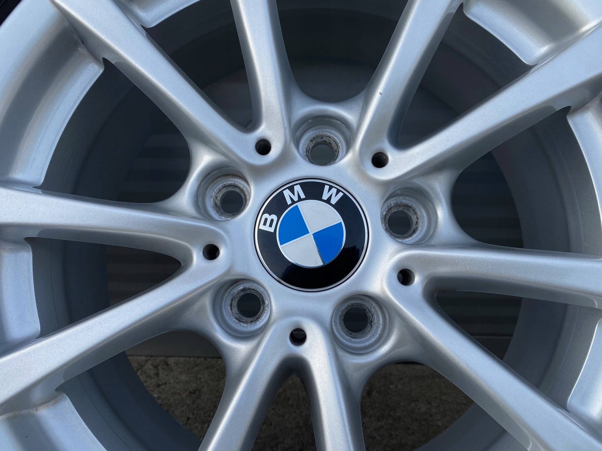 OEM KOŁA ZIMOWE BMW 3 F30 F31 F36 205/60/16 GoodYear 8mm Kolor Srebrny