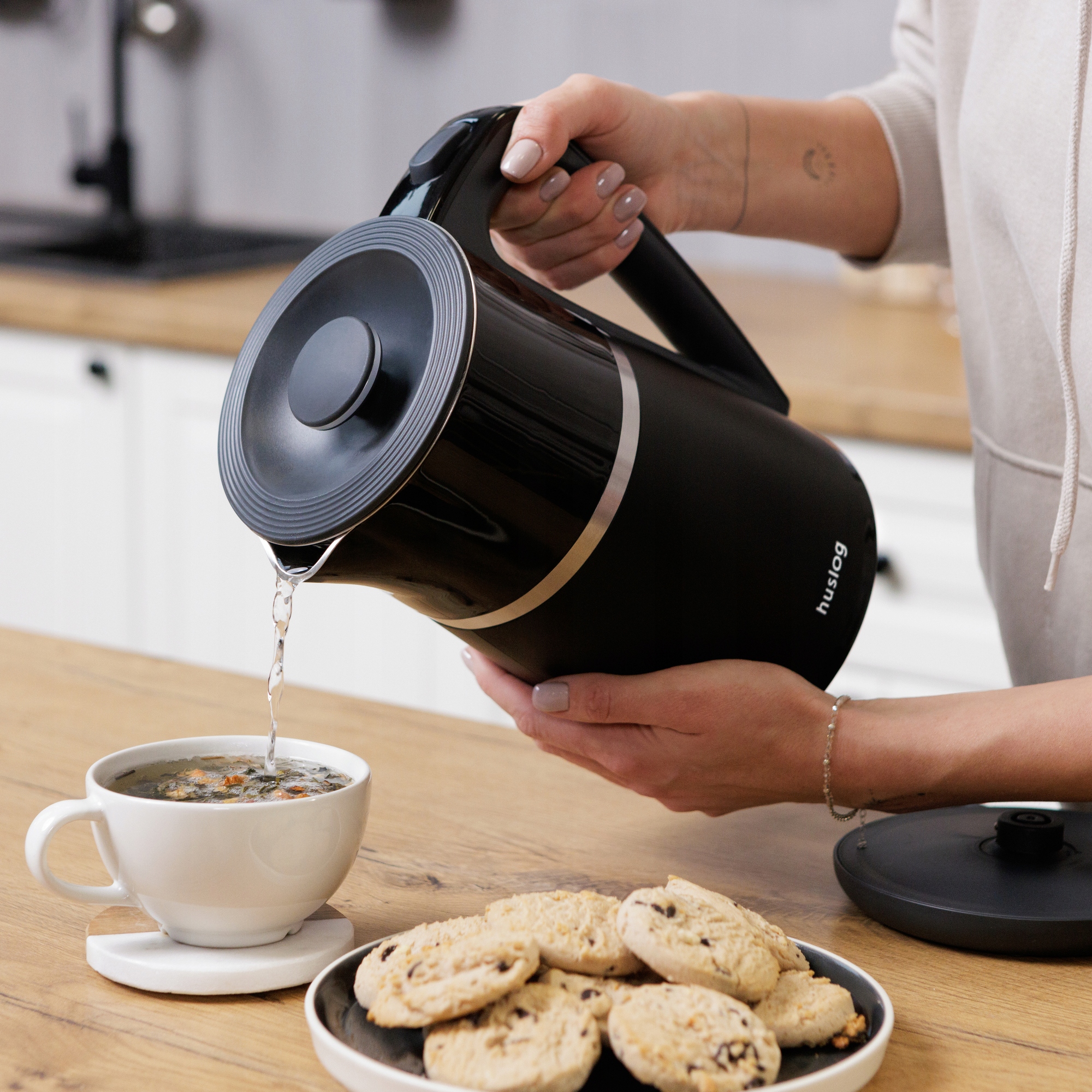 Czajnik elektryczny czarny 1,7L Huslog 2200W Pojemność 1.7 l