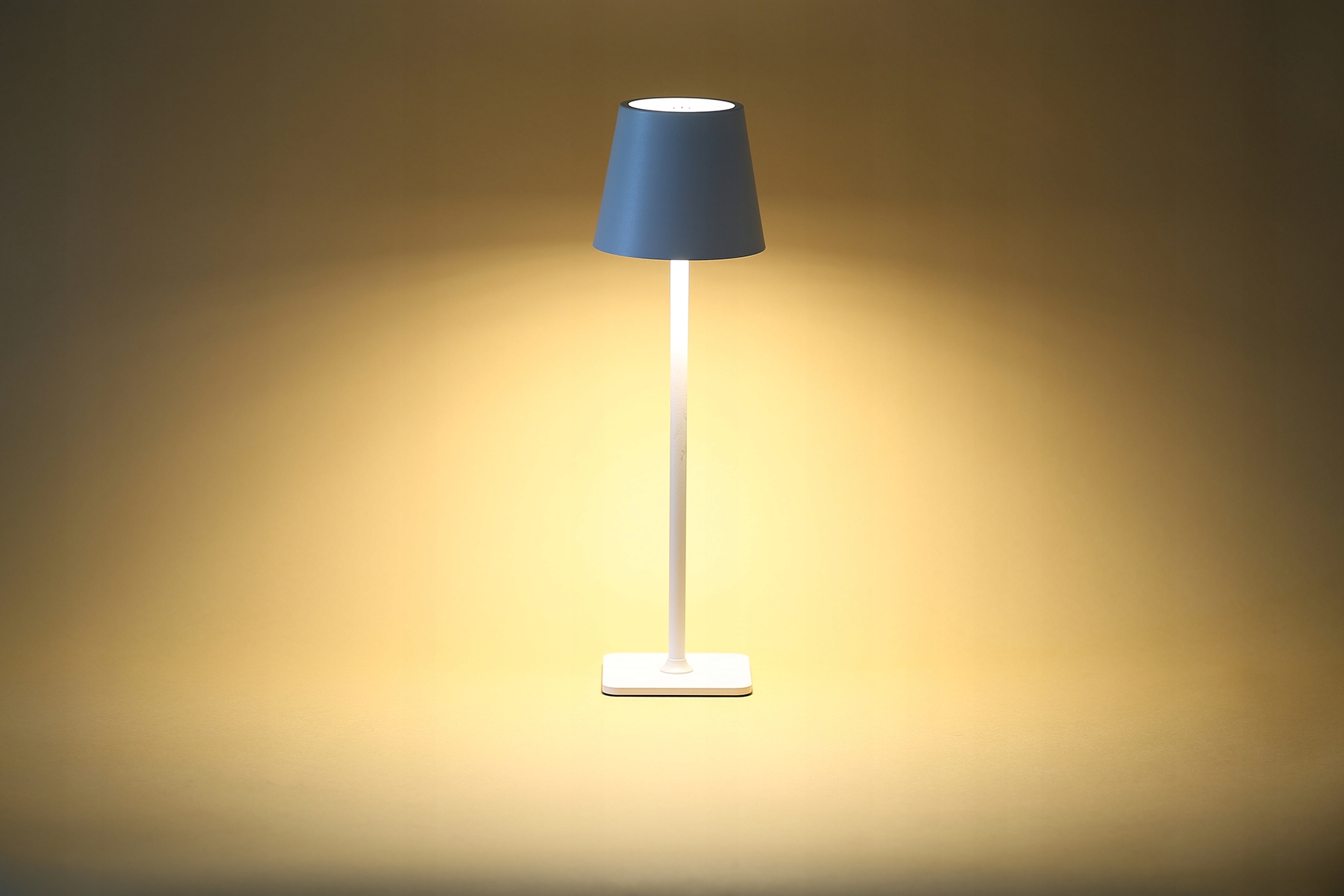 BEZPRZEWODOWA LAMPKA NOCNA DOTYKOWA LED DO RESTAURACJI HOTELU 3 TRYBY Rodzaj gwintu zintegrowane źródło LED