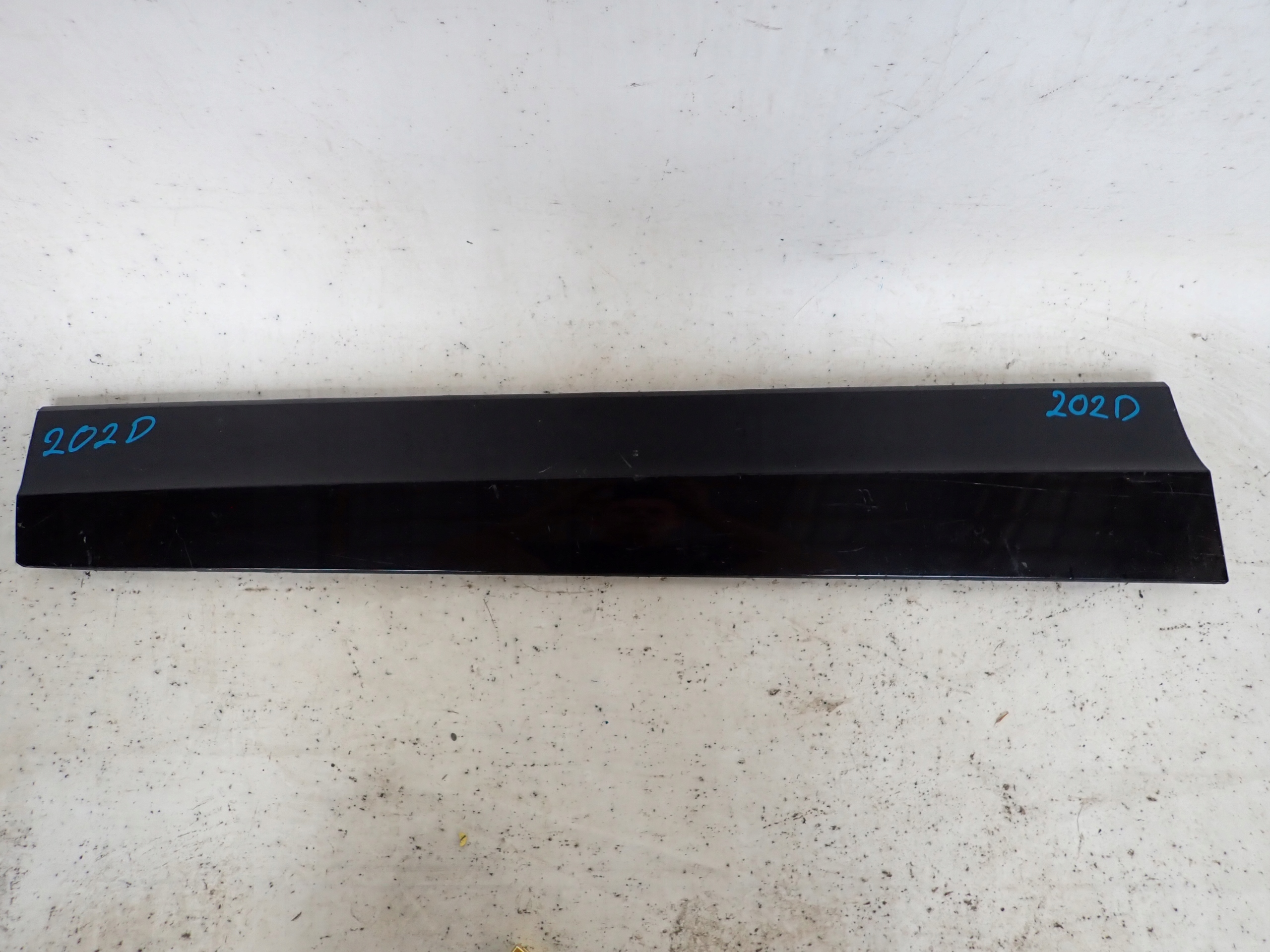 VOLKSWAGEN T-ROC R-LINE 17-> moulding door left front front 2GA854939