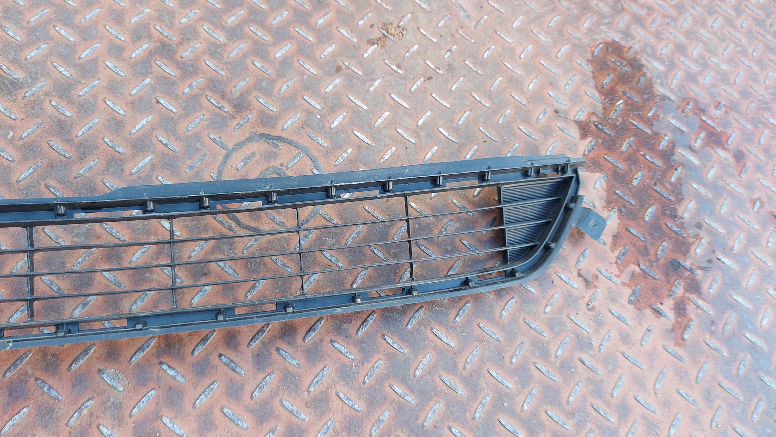 grid of a bumper central front front TOYOTA RAV4 IV 12-15