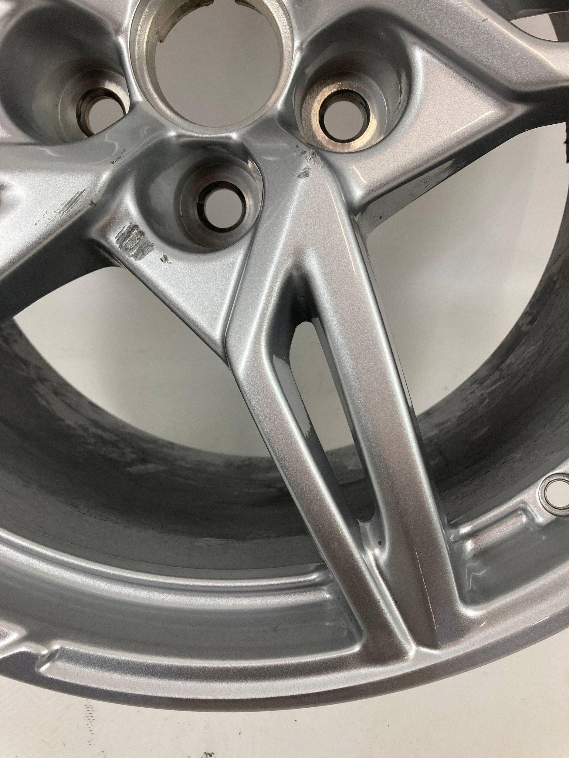 Chevrolet Corvette C8 Stingray disk disk hliníkový 20' OEM 2020-2024