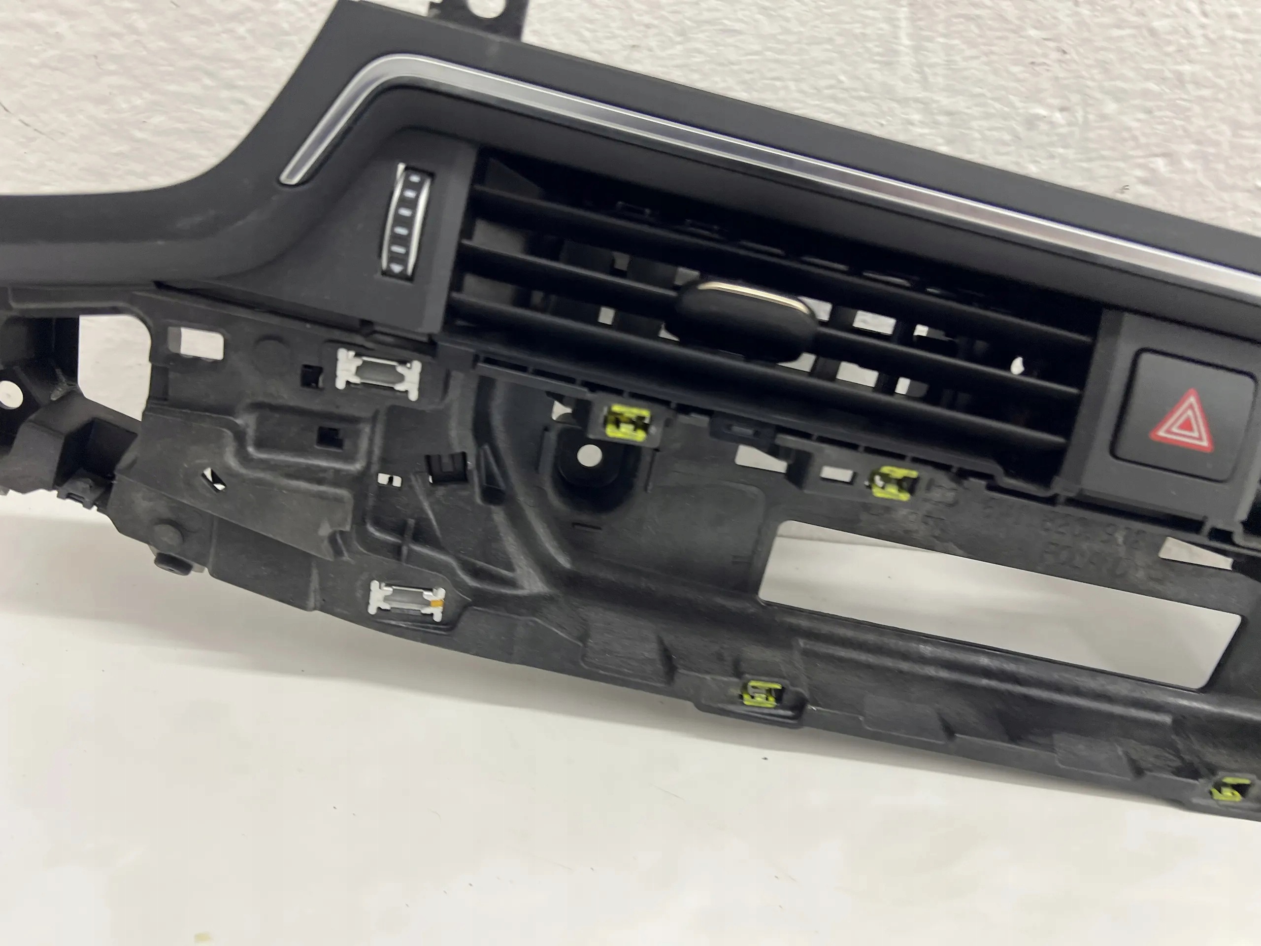 grid intake air of the dashboard dashboard 8W1820902D AUDI A4 B9