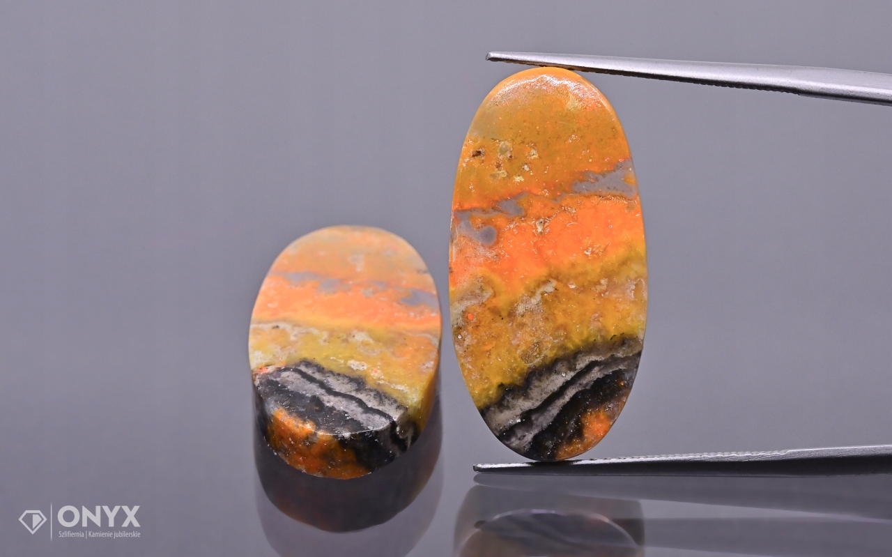 Jaspis Bumble Bee konvexní mělký Para ovál 24x12 mm