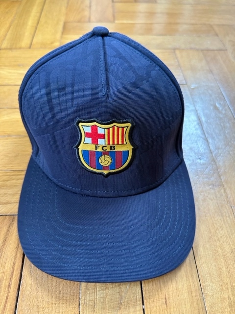 CZAPKA Z DASZKIEM FCB BARCA