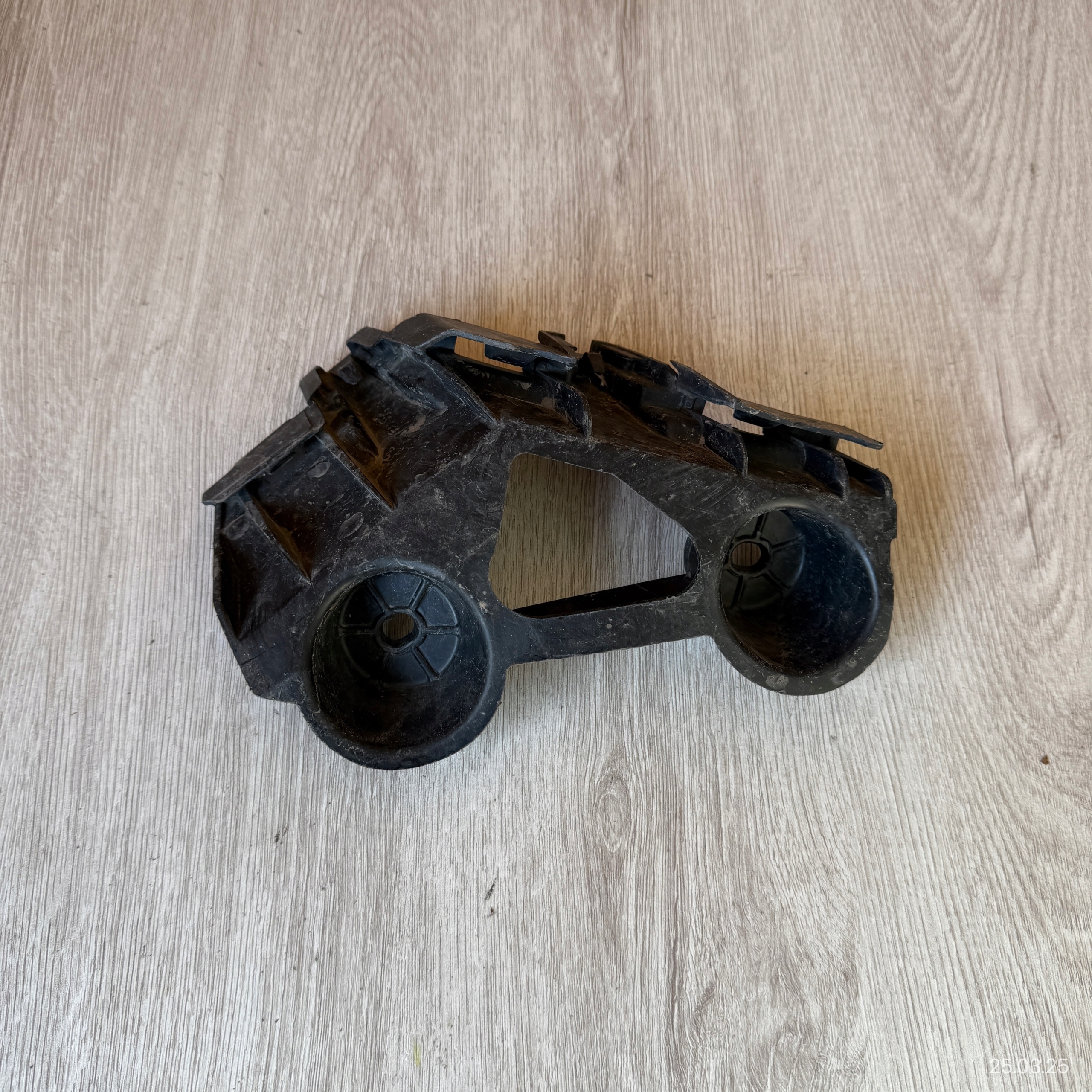 bumper bracket rear left SKODA KAMIQ 658807393A
