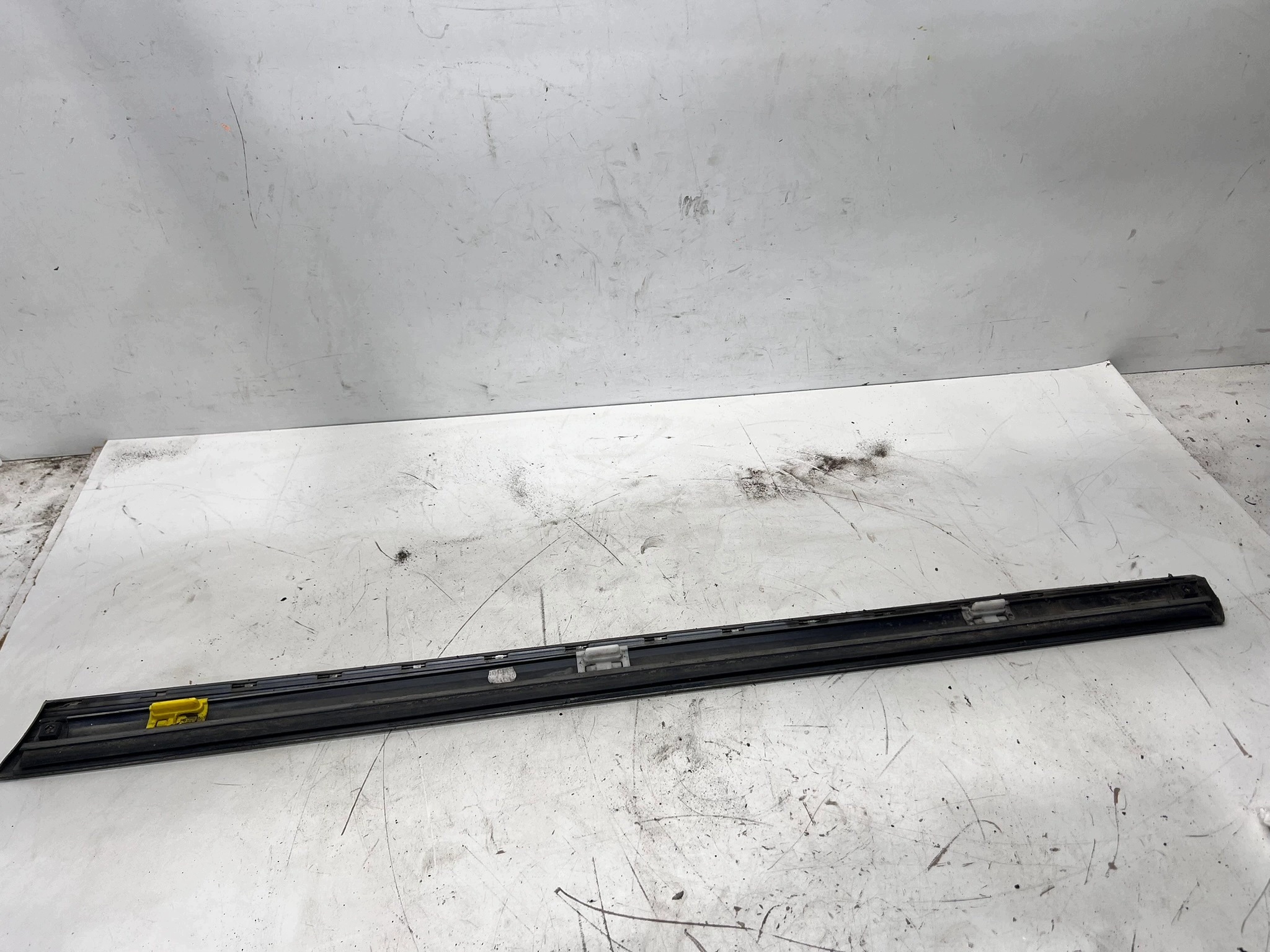 moulding lower door left front AUDI A6 C6 LIFT LX7W
