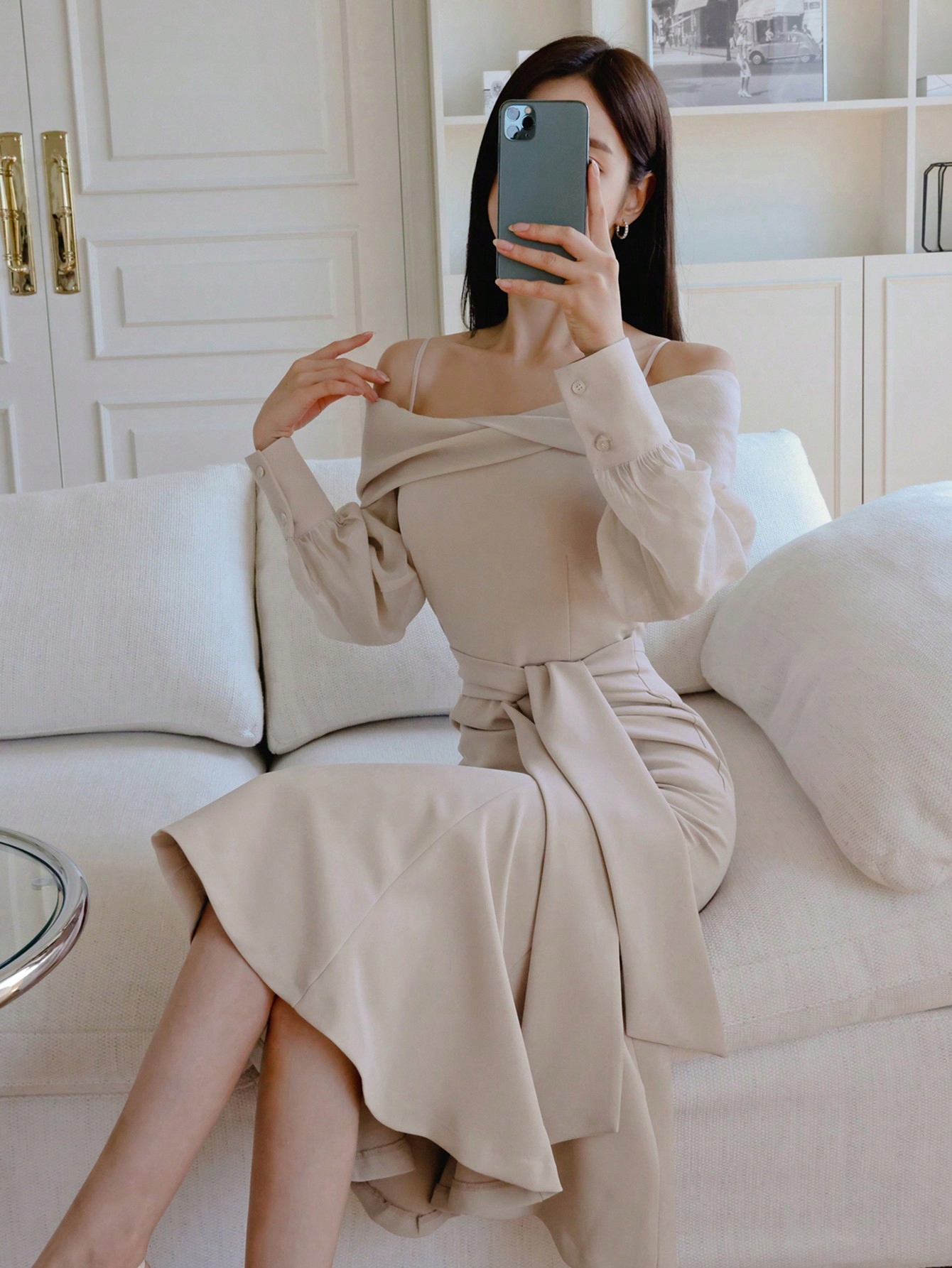 Šaty Koktejlová MIDI Elegantní Stylová S Odhalenými Rameny Béžová S