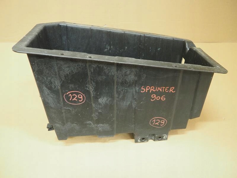 PODSTAWA AKUMULATORA SPRINTER 906 A9066200131 Producent części Mercedes-Benz OE