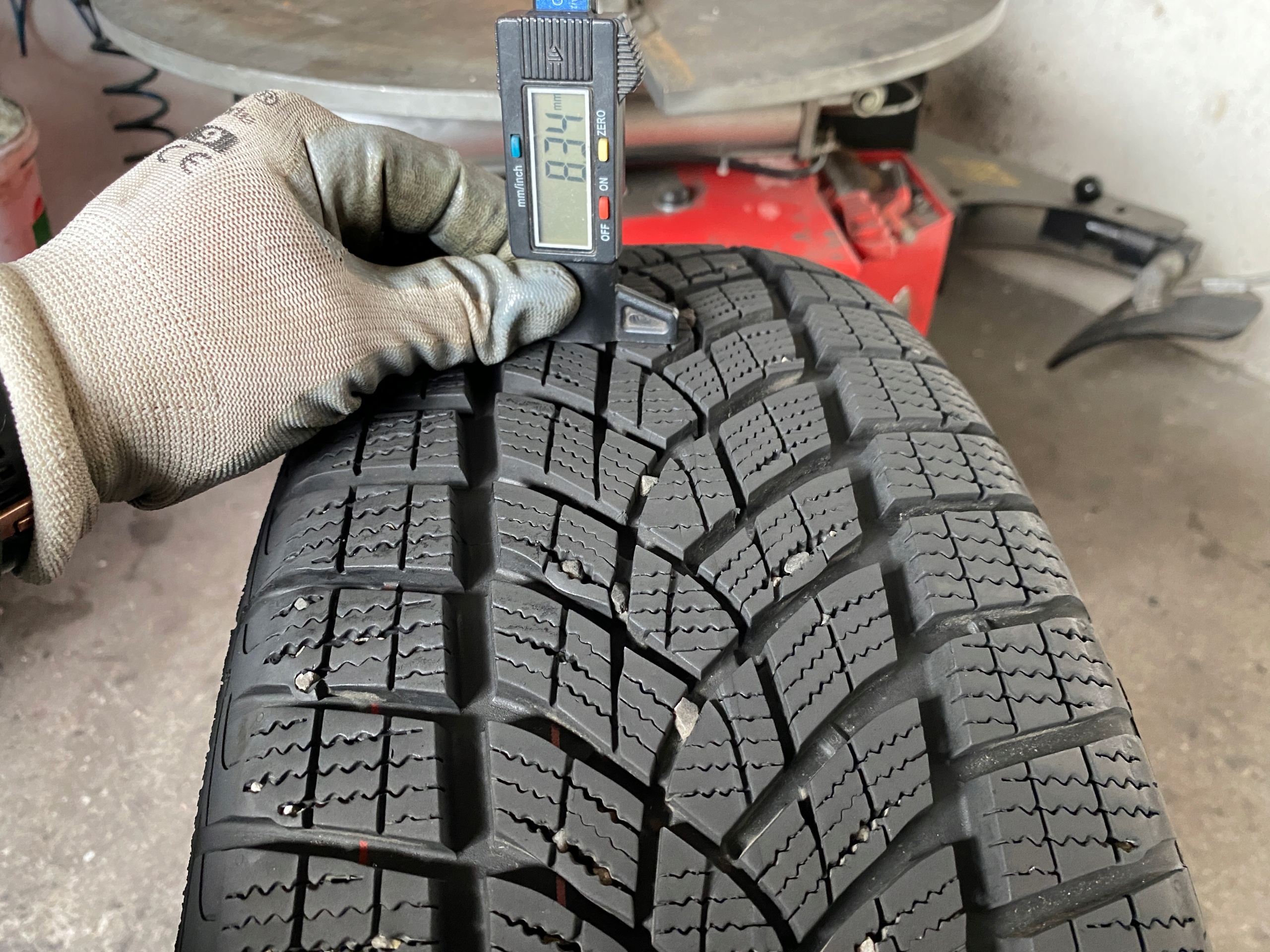 Caoutchouc 225/60R18 104H Goodyear UltraGrip Performance + Comme Neuf 8,5mm