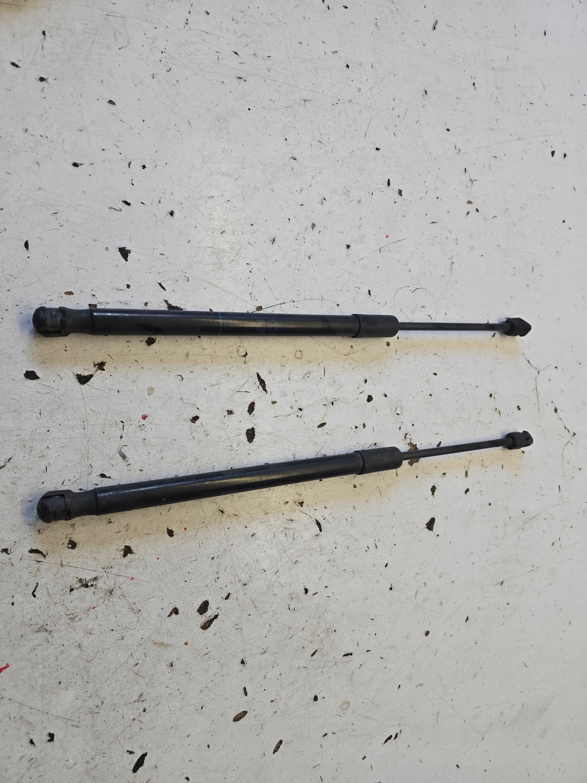 OPEL INSIGNIA B SILOWNIKI bonnets right left KOMPLET 2 SZTUKI