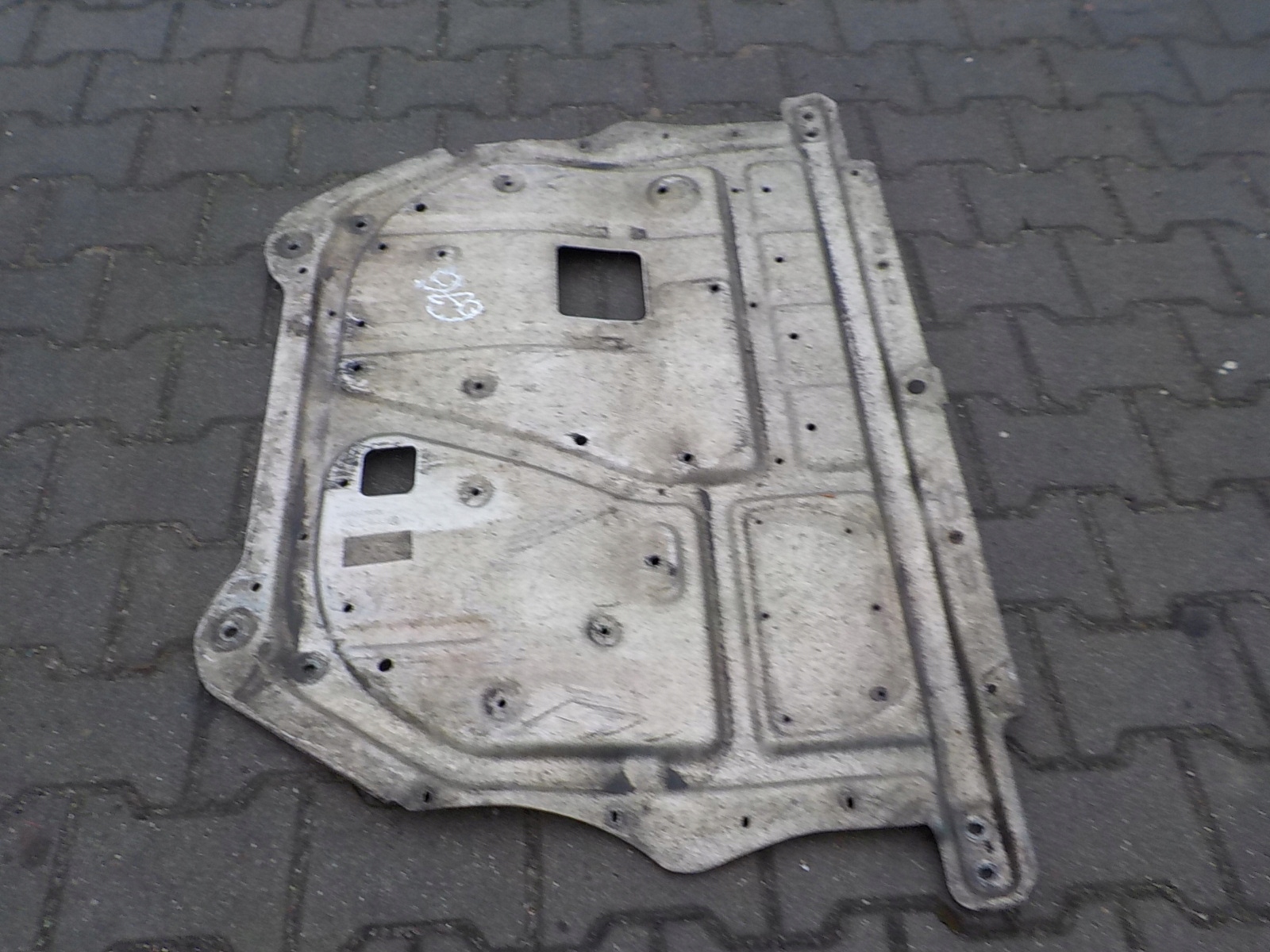 676 VOLKSWAGEN EOS cover below engine 1Q0825237A