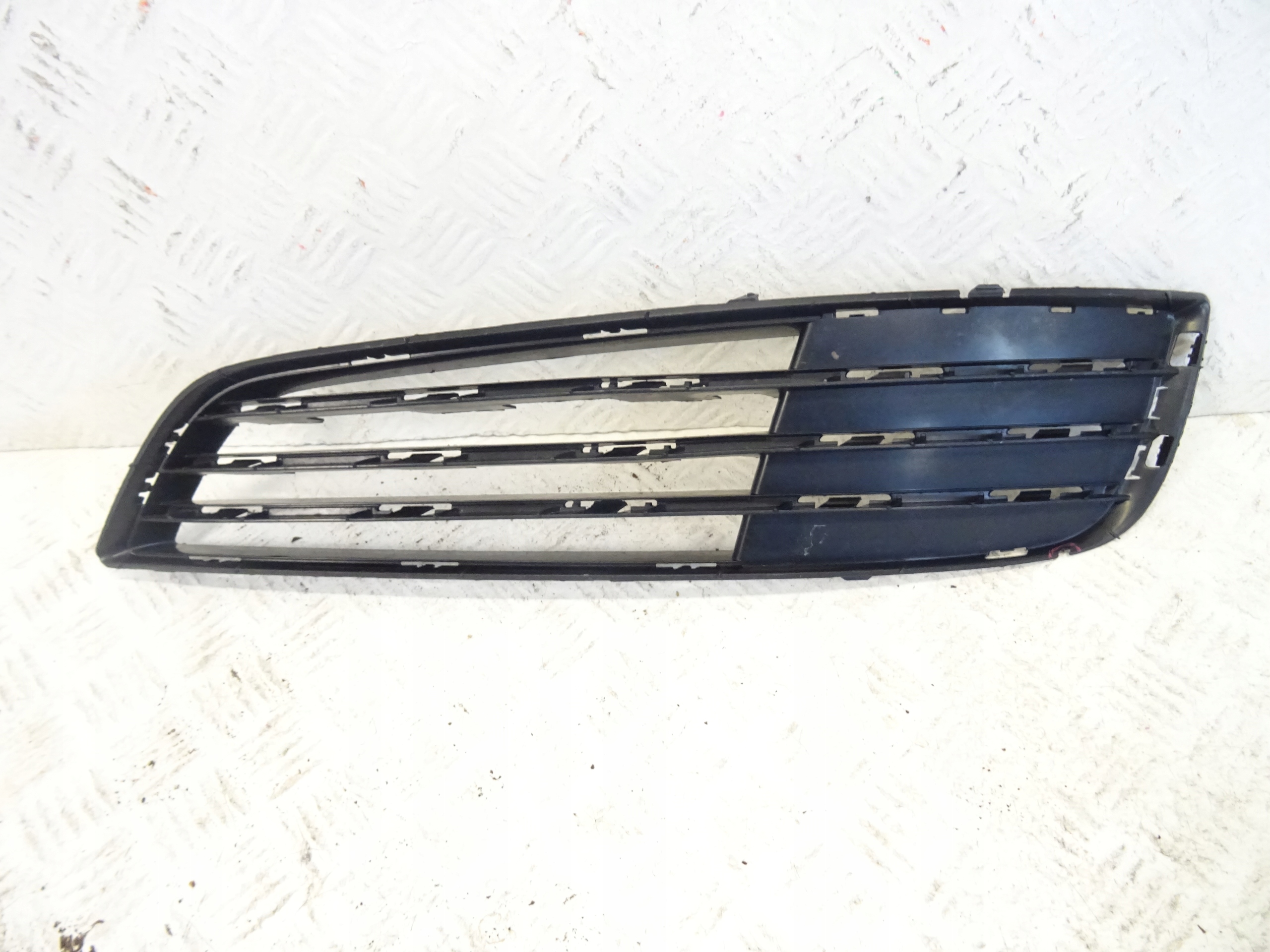 grid of a bumper front front left AUDI A8 D4 4H0807679E