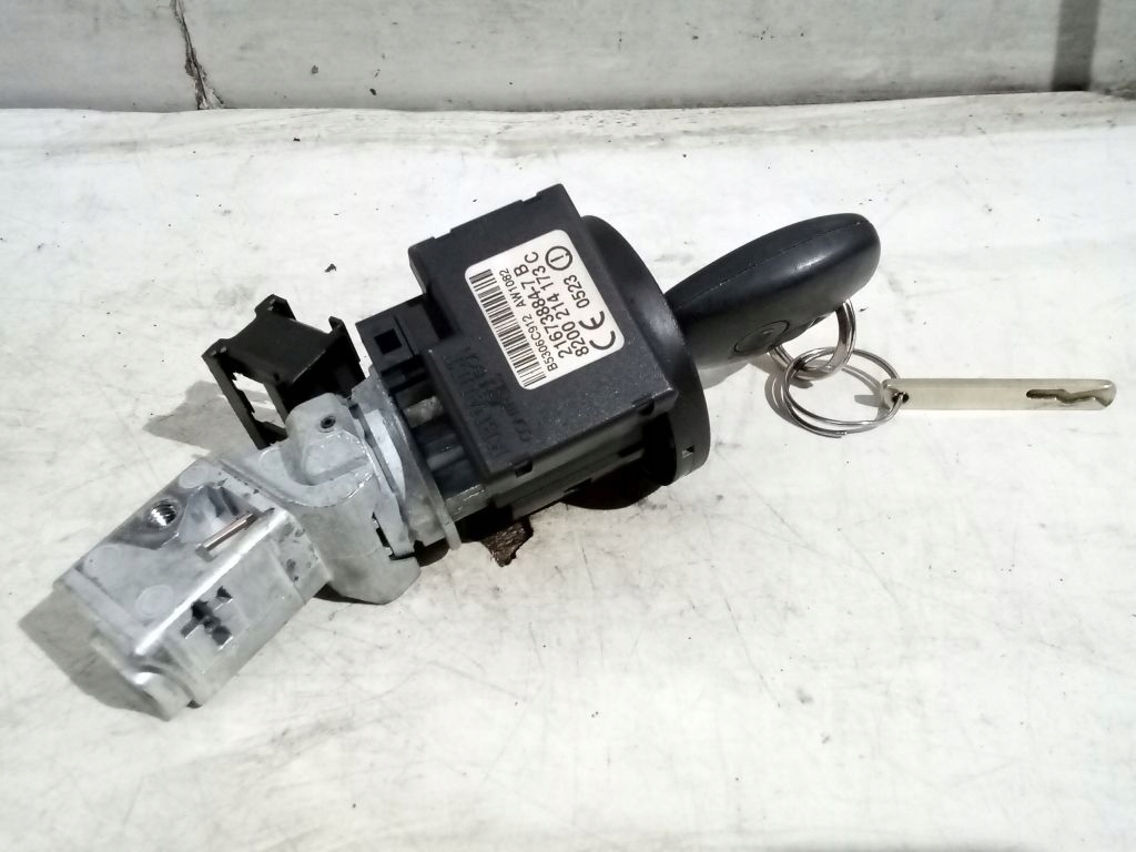 Renault Clio III ignition z kluczykiem 8200214173C