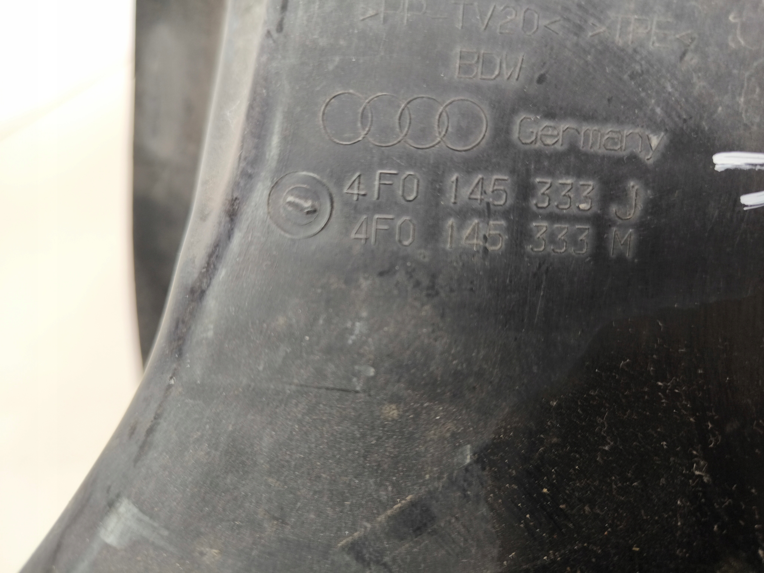 air duct air line left AUDI A6 C6 4F0145333M damaged !