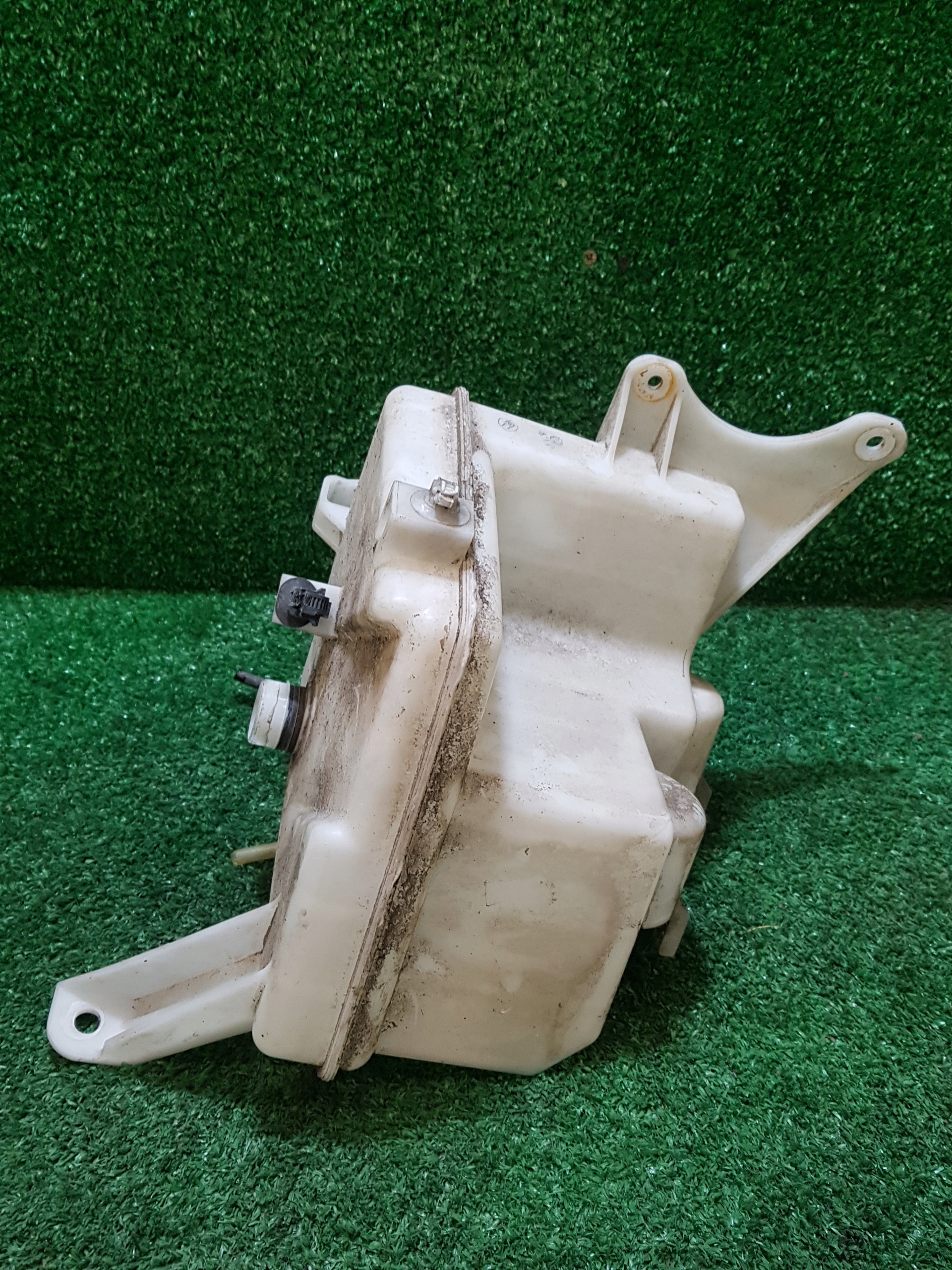 washer fluid tank TOYOTA AURIS 060851-252