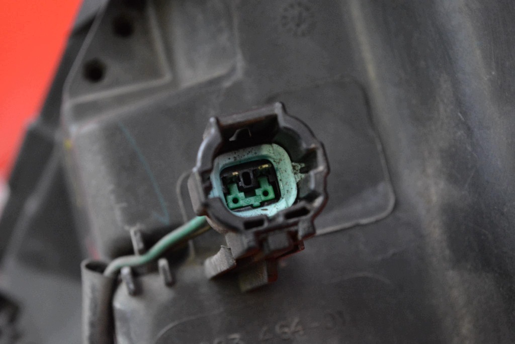 REFLEKTOR droite feu avant EU NISSAN TIIDA C11 04-08