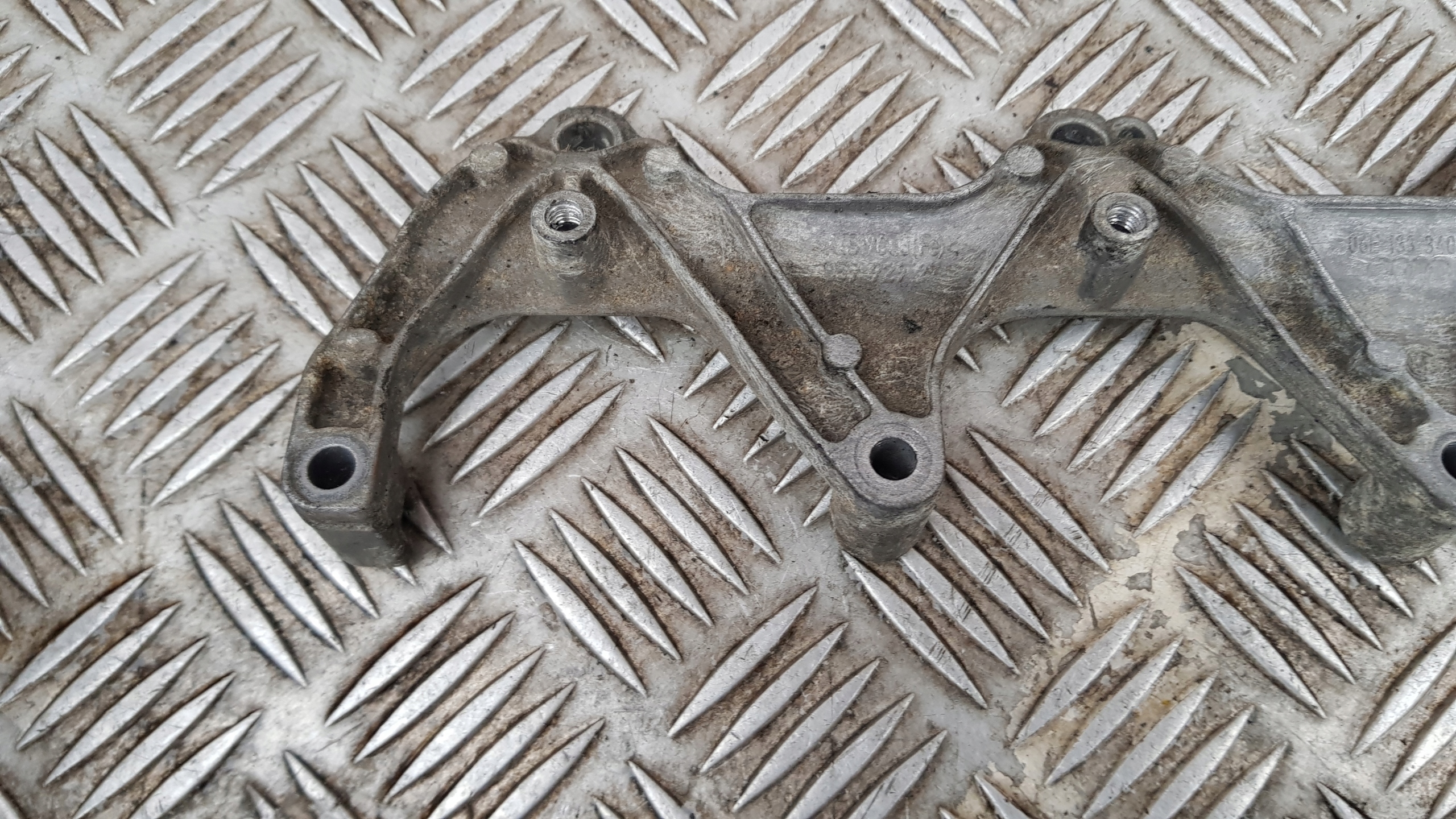 AUDI A8 D3 console header pipe A6 C6 A8 D3 bracket 06E133340A