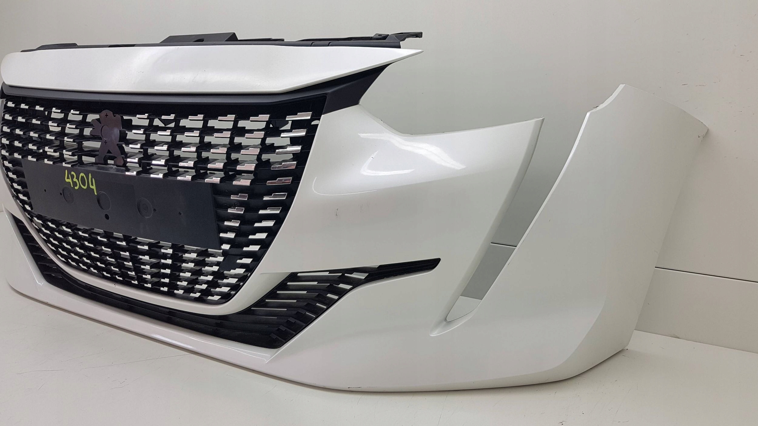 PEUGEOT 208 II 2019 - bumper front 9823209780