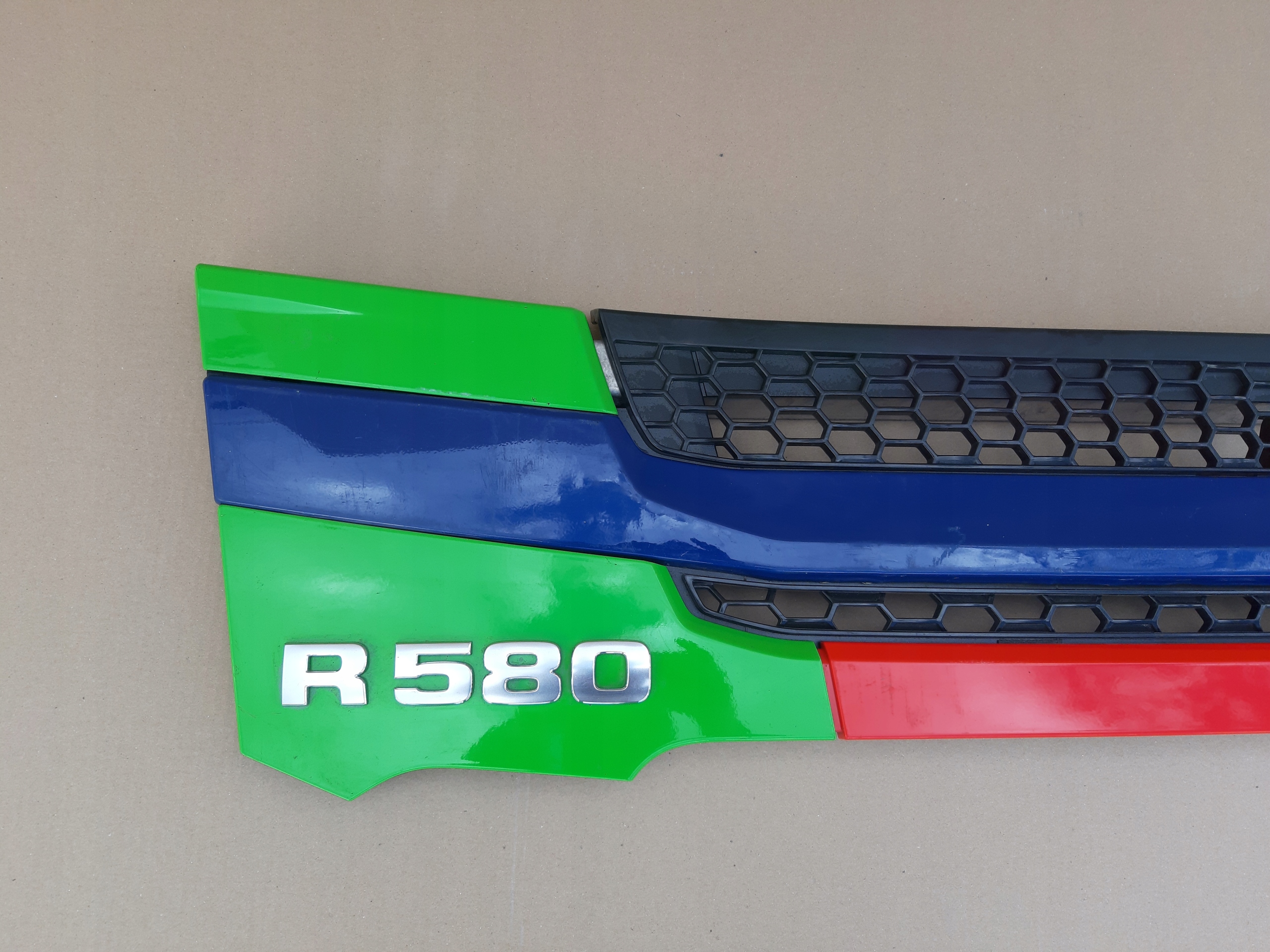 SCANIA R S ŁAWKA STOPIEŃ GRILL ATRAPA DOLNA Producent części Scania OE