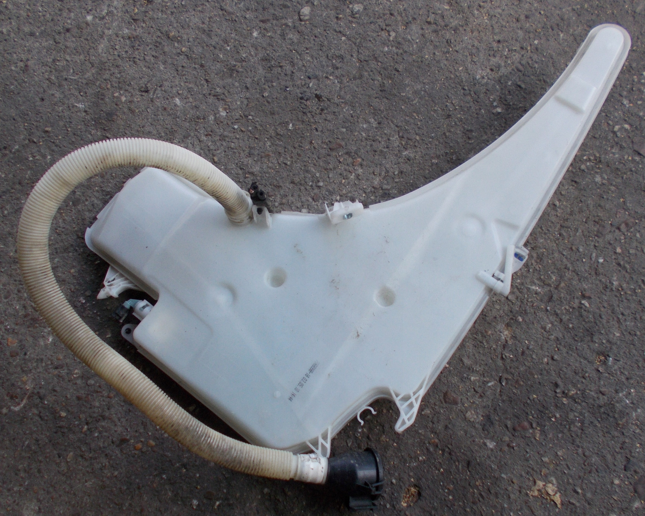 BMW E91 2.0 D 10R washer fluid tank 7068998